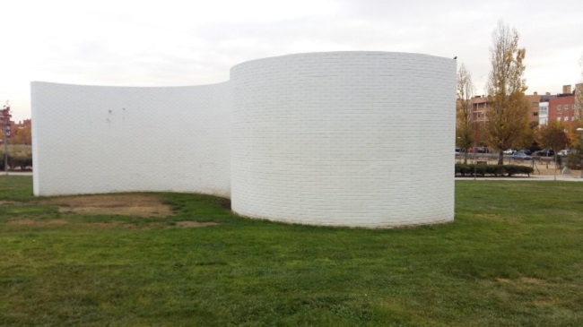 Curven Wall , escultura de Sol LeWitt , artista ligado al MoMA de Nueva York