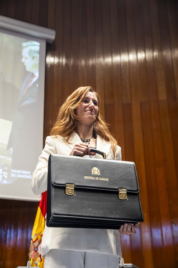 Mónica García toma posesión de ministra de Sanidad
