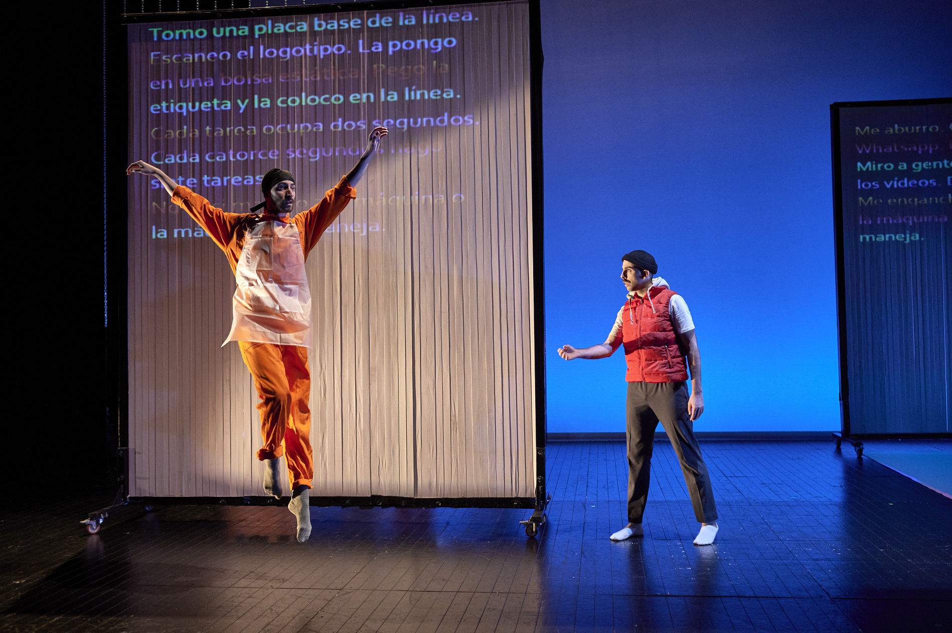 Teatros del Canal estrena iSlave, un montaje musical, de texto y danza que invita a pensar sobre el placer de usar la tecnología y la esclavitud de quien la fabrica