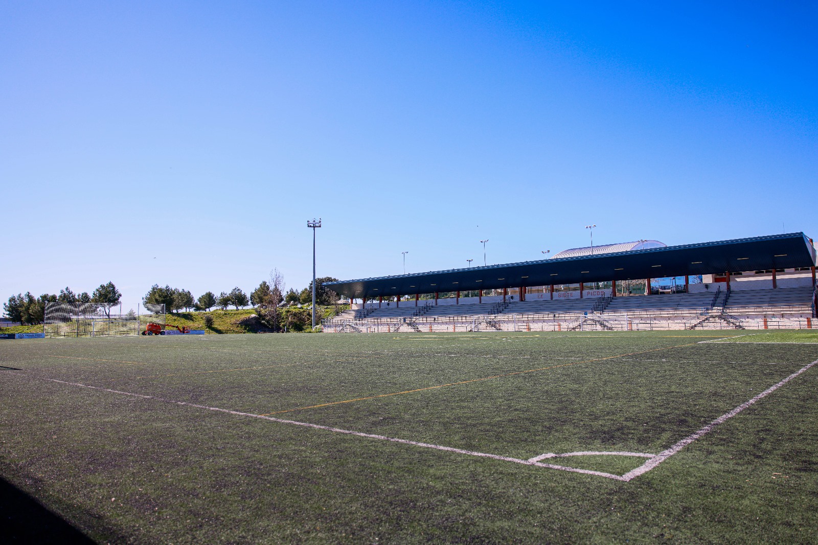 cambiar el césped artificial en los campos de fútbol de la Ciudad Deportiva ‘Juan Antonio Samaranch’ colmenar viejo
