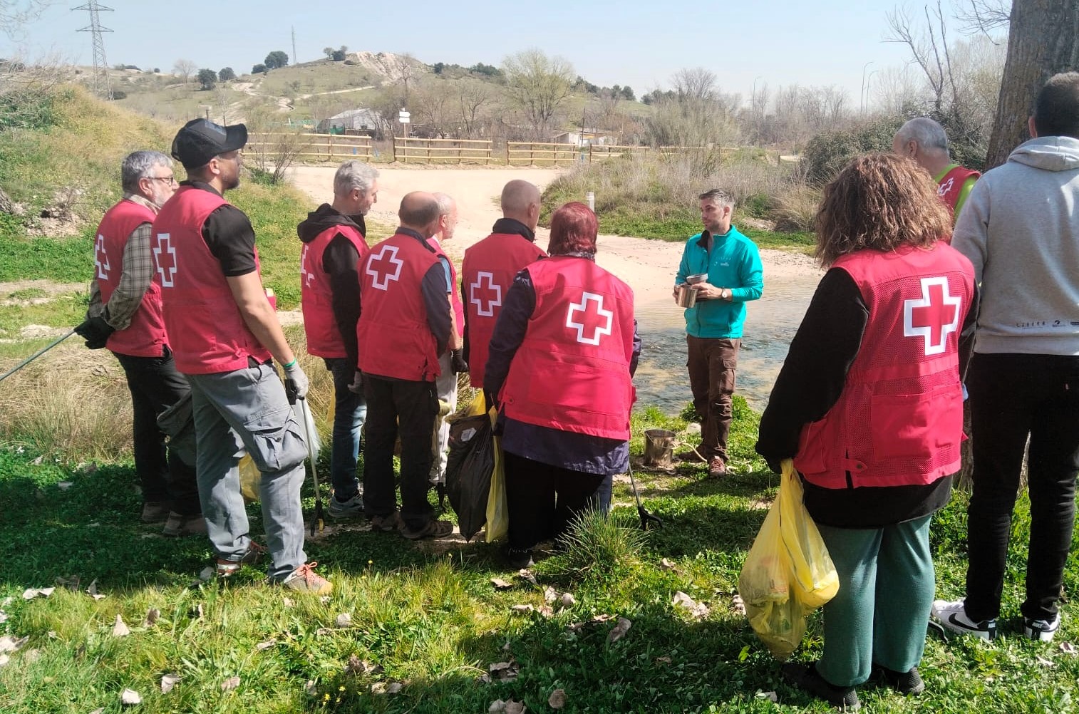 Cruz Roja de San Sebastián de los Reyes recoge y analiza los residuos abandonados en el arroyo Viñuelas