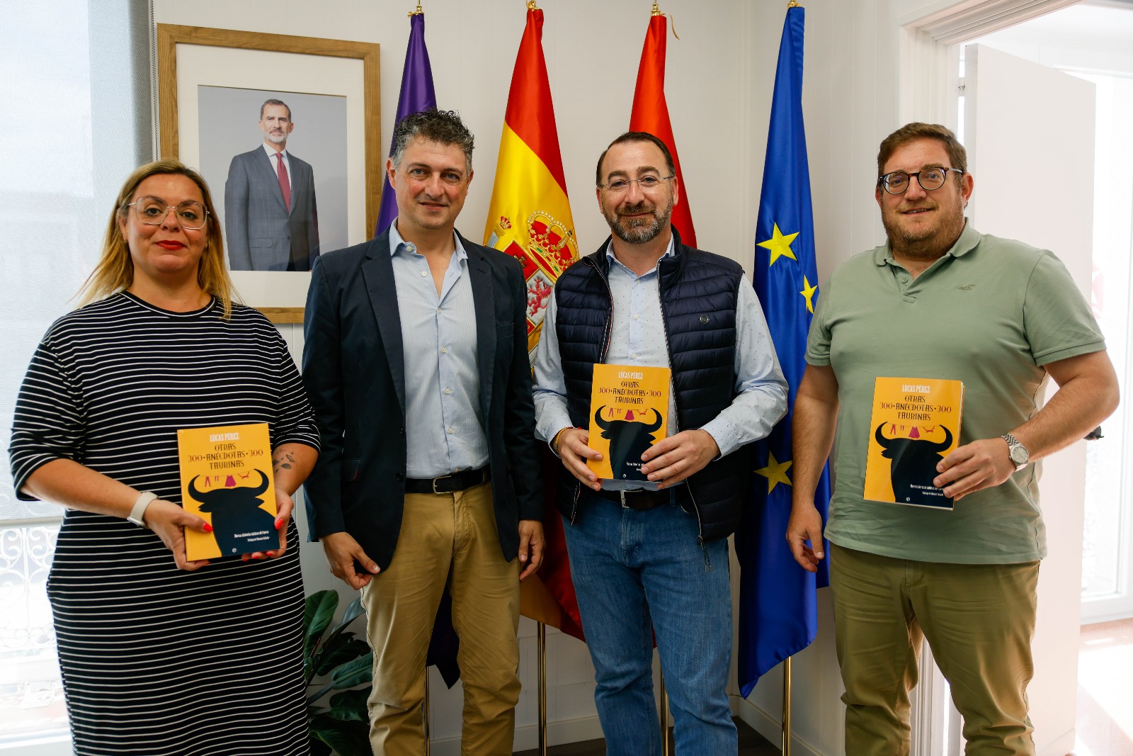 El alcalde recibe al escritor colmenareño Lucas Pérez por su nuevo libro ‘Otras 300 anécdotas taurinas’ colmenar viejo
