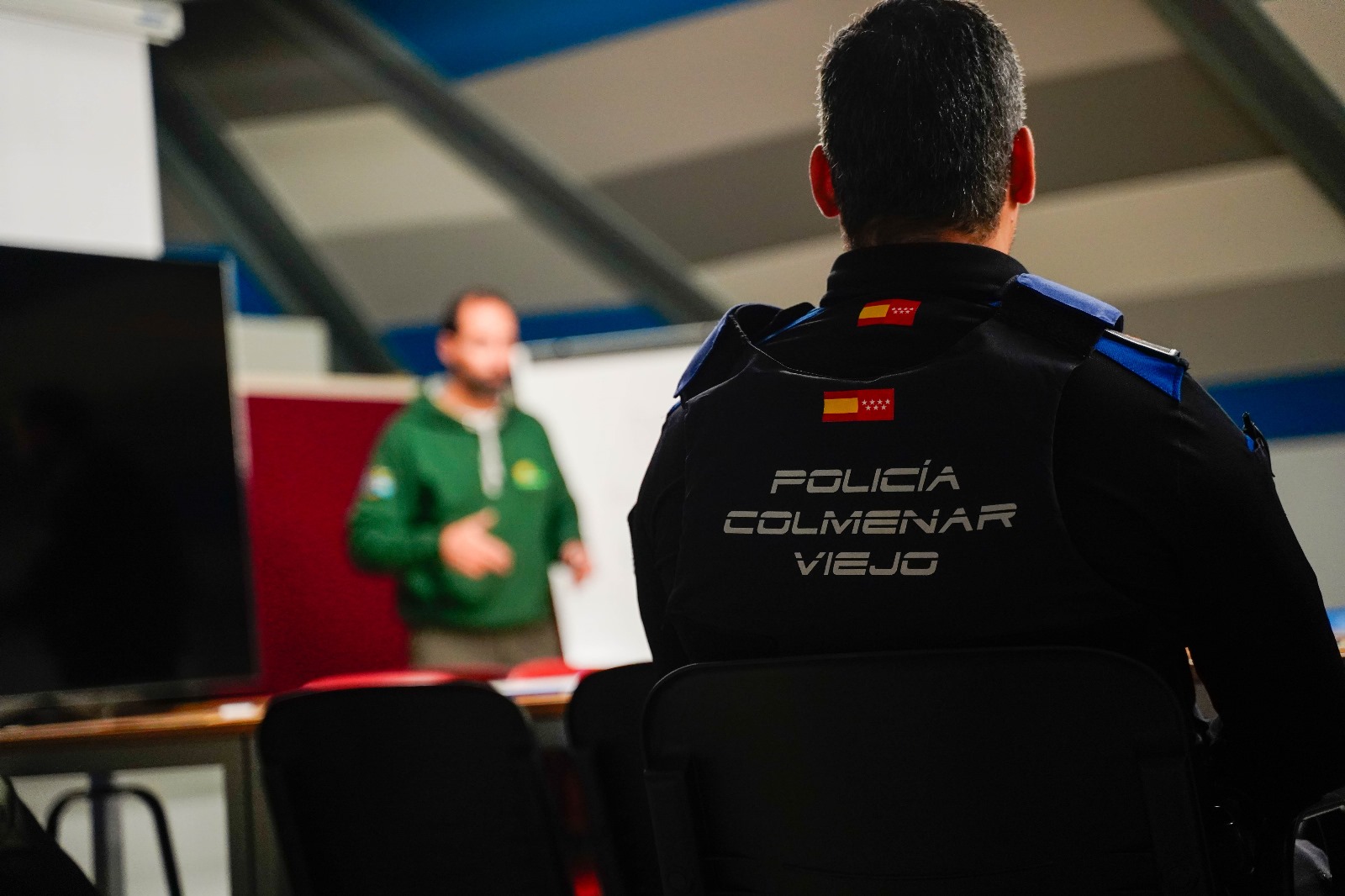 Agentes de la Policía Local y de la Guardería Rural Municipal de la Dehesa de Navalvillar han recibido formación específica para la conducción segura de vehículos de tracción 4×4. “El objetivo es que nuestros agentes conozcan cómo conducir los vehículos todoterreno de manera segura y eficiente en zonas rurales, también en condiciones meteorológicas extremas, siendo conscientes de las diferencias que tiene respecto a la conducción en carreteras convencionales”, ha apuntado Jesús Fernández Fuillerat, concejal de Seguridad Ciudadana, Movilidad y Protección Civil. Y añade: “Desde el Ayuntamiento estamos invirtiendo para dotar de las mejores herramientas y medios a nuestros agentes y personal municipal, para que puedan ofrecernos su mejor rendimiento y, con ello, servicio a los vecinos. Estos vehículos, totalmente equipados y preparados, nos aseguran el acceso a cualquier zona rural del municipio, protegiendo nuestro entorno natural y permitiendo, además, un control sobre la circulación de vehículos por vías no autorizadas, los problemas generados por la aparición de animales sueltos o el rescate de ciudadanos en situaciones de emergencia”. El curso constó de una primera parte teórica, que se impartió en las instalaciones de la Policía Municipal de Colmenar Viejo, para a continuación realizar la formación práctica. En próximas fechas, los miembros de Protección Civil de Colmenar Viejo recibirán también esta formación. Flota de vehículos todoterreno La Policía Local de Colmenar Viejo cuenta con dos Toyota Land Cruiser de tracción 4×4, totalmente equipados y preparados para desempeñar las labores propias de seguridad ciudadana sobre cualquier superficie del municipio, incluso en las zonas rurales de más difícil acceso. Protección Civil de Colmenar Viejo dispone de un Mitsubishi L200, un Toyota TT y un Land Rover Defender para prestar apoyo en las tareas de prevención sobre terreno irregular y poder intervenir, en caso de emergencia, de manera coordinada junto con la Policía Local y la Guardia Civil. Por último, para las labores propias de la Guardería Rural Municipal de la Dehesa de Navalvillar, con más de 1.000 hectáreas de extensión, se cuenta con un Toyota Hilux de tracción 4×4, con una rotulación identificativa para prestar servicio a los usuarios de la misma.