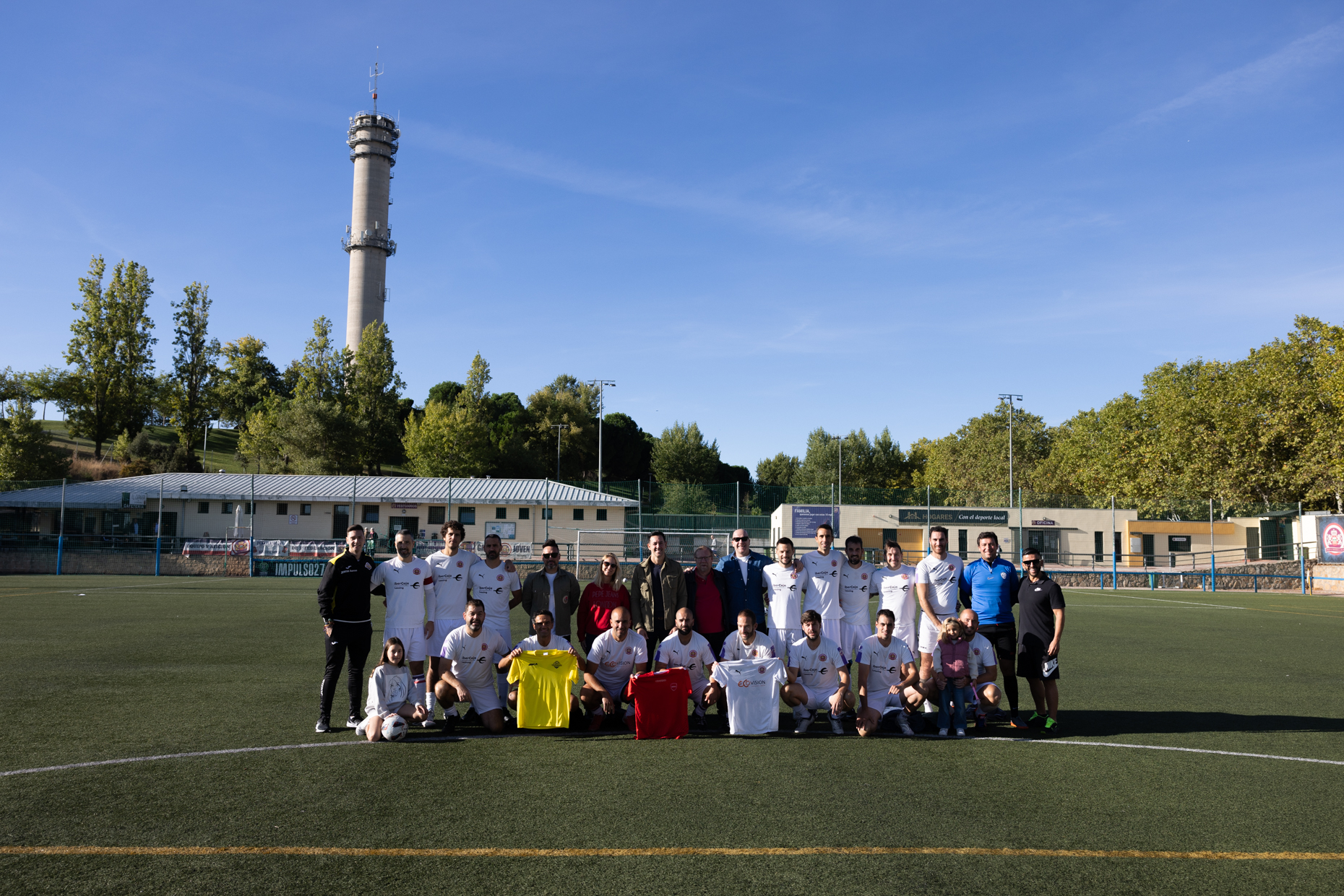 La Junta de Gobierno Local ha aprobado la convocatoria de subvenciones para sufragar los gastos de desplazamientos de las entidades deportivas tricantinas a competiciones oficiales de categoría nacional fuera de la Comunidad de Madrid. Unas ayudas que tienen por finalidad garantizar que los deportistas tricantinos, técnicos y auxiliares puedan desplazarse fuera de la Comunidad de Madrid para desarrollar sus competiciones deportivas, mejorando así el rendimiento de los deportistas tricantinos y la promoción del deporte de Tres Cantos. Dotadas con 25.000 euros, la subvención para transporte de los clubes locales se concederá en régimen de concurrencia competitiva (mediante la debida comparación de las solicitudes presentadas, estableciéndose una prelación entre las mismas de acuerdo con los criterios de valoración fijados en las bases) y serán post pagables, es decir sobre gastos ya efectuados y pagados por los clubes deportivos solicitantes de la ayuda. Los gastos subvencionables son los de desplazamientos y alquiler de vehículos vinculados directamente a las Competiciones Deportivas Oficiales de Carácter Nacional y en ningún caso se admitirán gastos asociados a vehículos particulares.