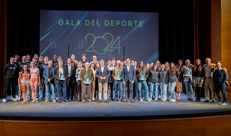 • Las deportistas Sara Revuelta y Andrea González Liaño, y el ciclista Raúl García Pierna y el jugador de hockey línea, Álvaro Contreras fueron los premiados en la categoría absoluta y promesa