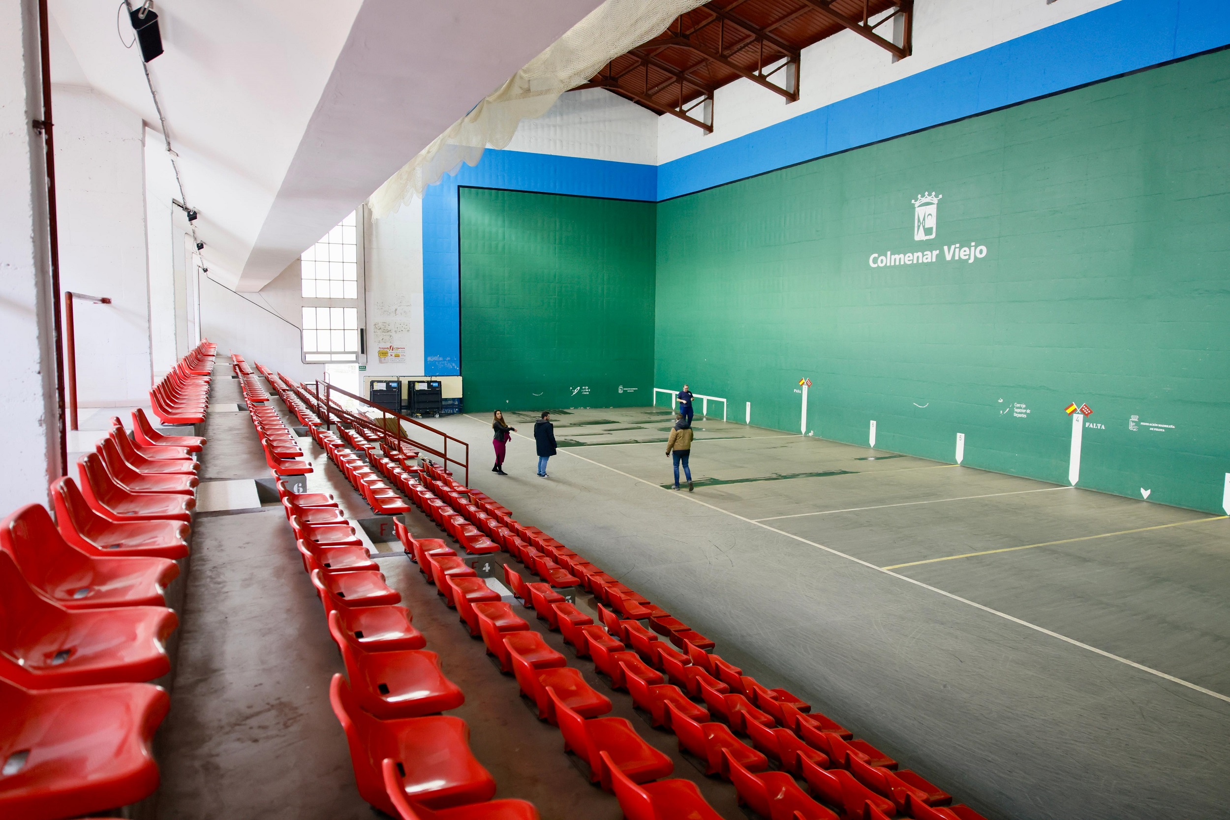 El sábado 14 de diciembre se disputarán las finales del Campeonato de la Comunidad de Madrid de la Federación Madrileña de Pelota, donde se darán cita la fase final de las especialidades ‘Pelota-Mano Parejas’ y ‘Herramienta’ (tanto ‘Paleta-Cuero’ como ‘Pala-Corta’).
“Se trata de un deporte con gran tradición en Colmenar Viejo, dentro del cual hay diferentes modalidades, que aportarán mayor dinamismo al campeonato. Además, contamos con uno de los mejores frontones de la Comunidad de Madrid, según han valorado los propios jugadores. Animamos a los vecinos a disfrutar de un campeonato de primer nivel y de un deporte original, pero con gran arraigo en nuestro municipio, ya que siempre hemos sido una potencia de pelota en Madrid”, ha explicado la concejal de Deportes, Fabiola Cebrián Pérez.
Se disputará la modalidad de frontón de 36 metros, acogiendo un total de seis partidos, en los que participarán los clubes y pelotaris que consigan llegar a las finales del campeonato que se está disputando.