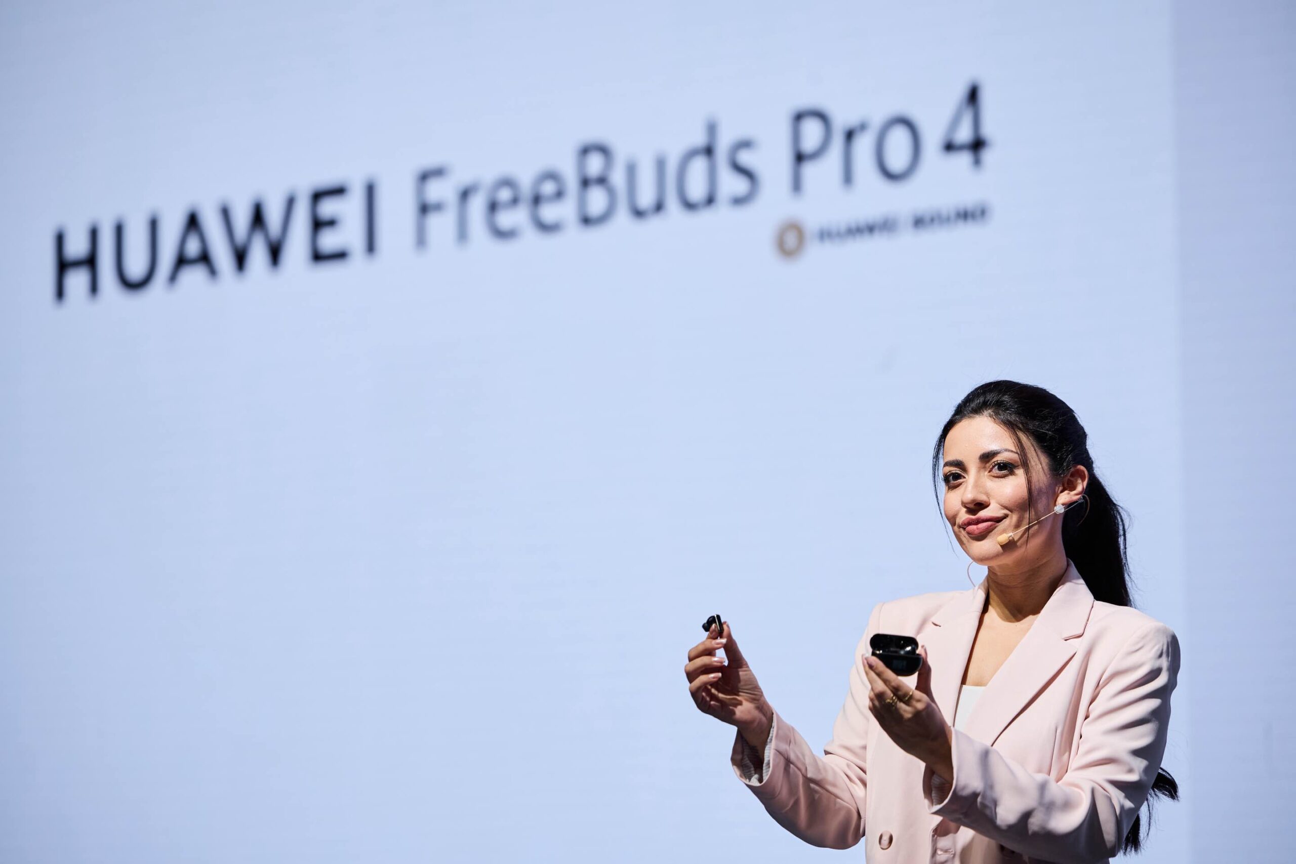HUAWEI presenta en Dubai Pro4 , Mate X6 y la serie Nova13