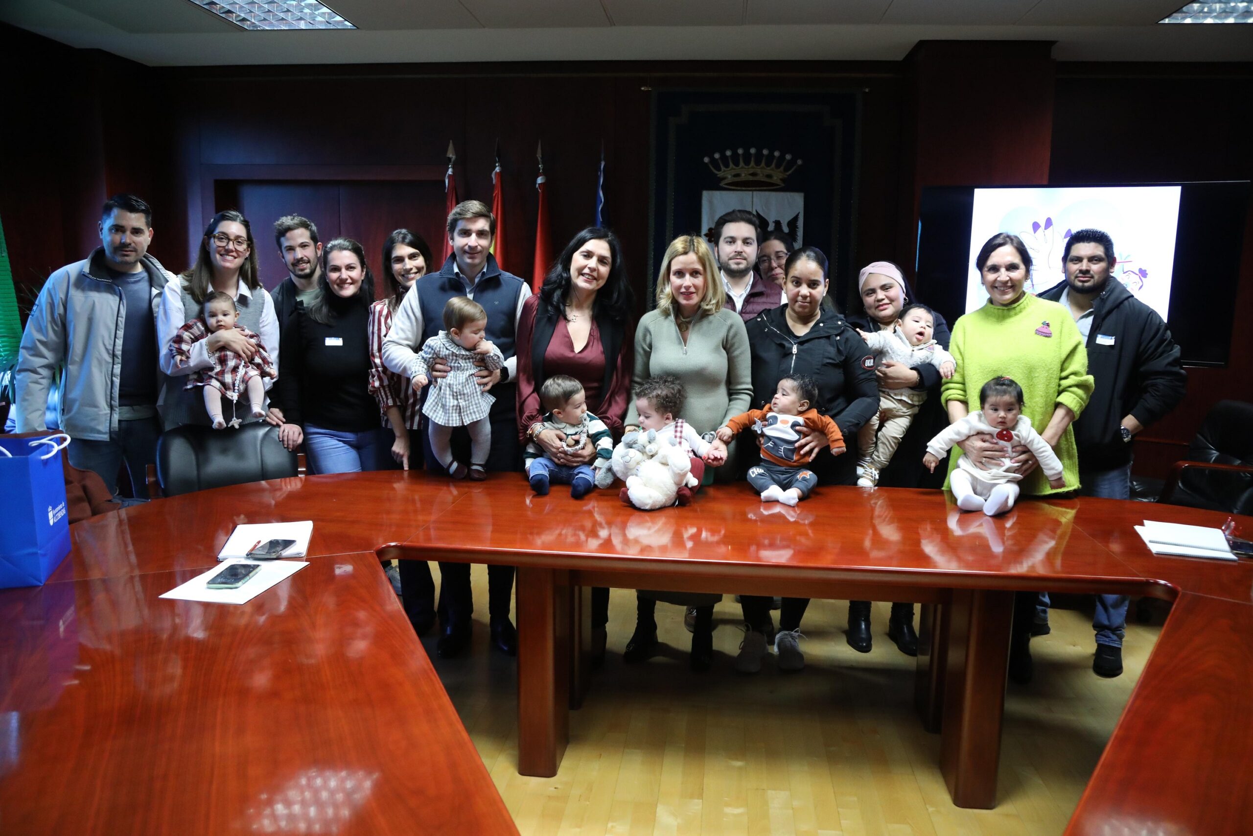 Alcobendas entrega el cheque bebé a 294 familias adjudicatarias