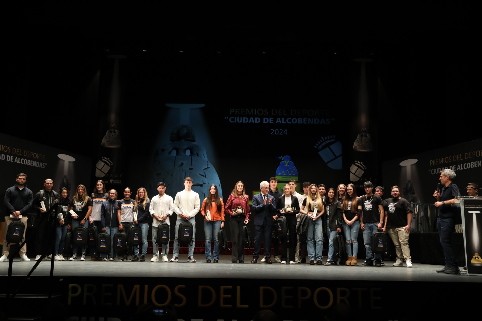 Premios en categorías inferiores y absolutas
A continuación, se han entregado los premios a más de 80 deportistas de diferentes disciplinas
en categorías inferiores y absolutas destacando los Premios Especiales en categoría Sub15 a
Alejandro Sánchez, medalla de bronce en taekwondo en los últimos campeonatos de Europa y
España, y a Salomé Maulashivili, campeona de España de judo; y, los Premios Especiales en
categoría Sub20 a Jaime de la Cal, campeón de España de esgrima, y Candela López y Carlota
Echavarri, convocadas por la Selección Española Sub20 para el Campeonato Preeuropeo 2024 de
Voleibol.
Mejores deportistas y premios especiales
Los Premios a los Mejores Deportistas han sido para Daniel Caverzaschi, medalla de bronce en
pareja en los Juegos Paralímpicos Paris 2024; Lorea Ibarzabal, campeona de España de 800 m y
olímpica en París 2024, y Ana Arnau, integrante de la Selección Española de Gimnasia Rítmica,
con la que ha conseguido en 2024 seis medallas de oro, tres de plata y tres de bronce y
participante también en las olimpiadas en la capital francesa.
Finalmente, se han entregado varios Premios Especiales y se ha vivido uno de los momentos más
emocionantes de la gala cuando José Martínez Sánchez, Pirri, exfutbolista, presidente de honor
del Real Madrid y vecino de Alcobendas, ha subido al escenario a recoger su premio como
Leyenda del Deporte.
El resto de ganadores de estos premios en las diferentes categorías han sido:
- Hugo Tortosa, Mejor técnico deportivo.
- Samuel Rodríguez (paratriatlón) y Katy Hernández (baloncesto adaptado), Premios Especiales al
Deporte Adaptado.
- Azucena Díaz y Roberto Chinchilla, Embajadores del Deporte de Alcobendas.
- Escuela Universitaria Real Madrid, Premio Educación y Deporte.
- David Galindo, presidente del Club de Atletismo Popular, Premio a los Valores Deportivos.
- Club Patín Alcobendas, Premio Trayectoria Deportiva.
- Alejandro Geppert, Premio Deporte y Sostenibilidad.
- KIA España, Premio Empresa Colaboradora.
- Diario Marca, Premio Medio de Comunicación.