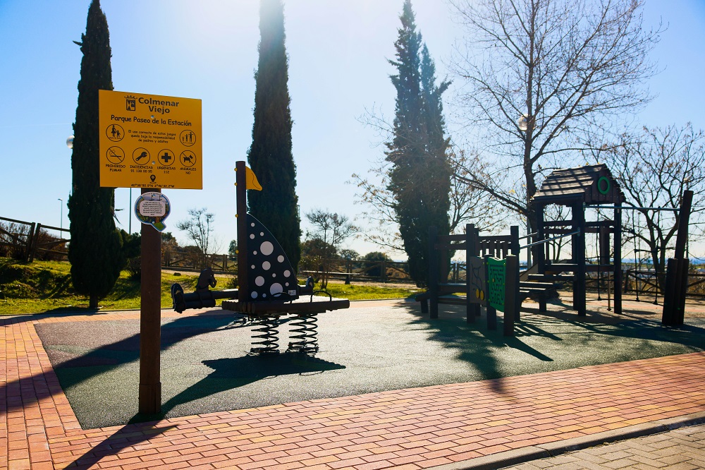 Colmenar Viejo estrena parque infantil reciclable en Barrio La Estación