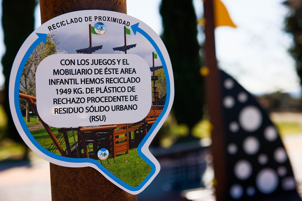 Colmenar Viejo estrena parque infantil reciclable en Barrio La Estación