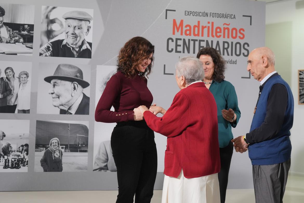 Díaz Ayuso inaugura la exposición Madrileños centenarios: “Un tributo a una generación llena de valores "