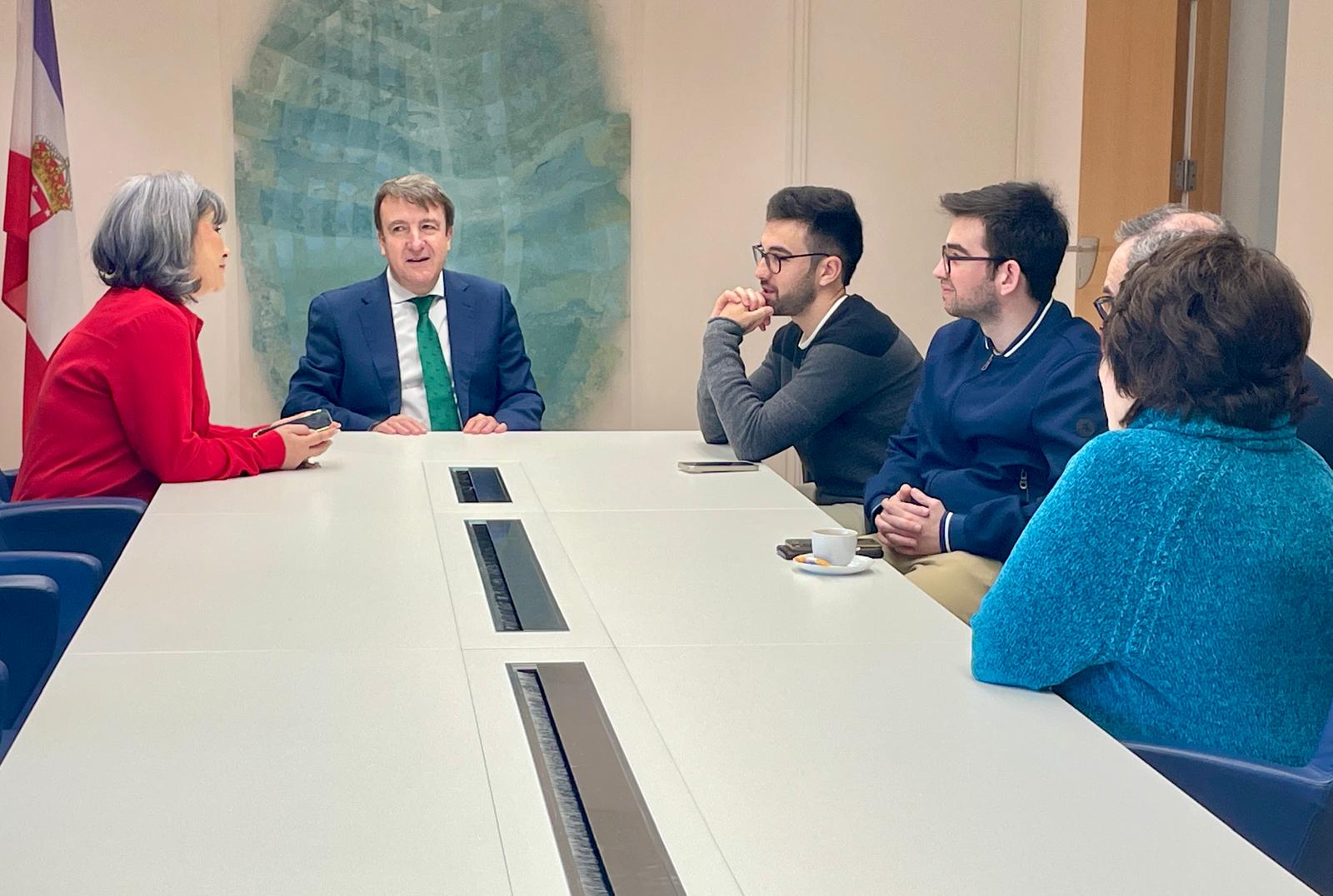 Alcalde Tres Cantos recibe a José de Francisco, mejor nota MIR de Madrid
