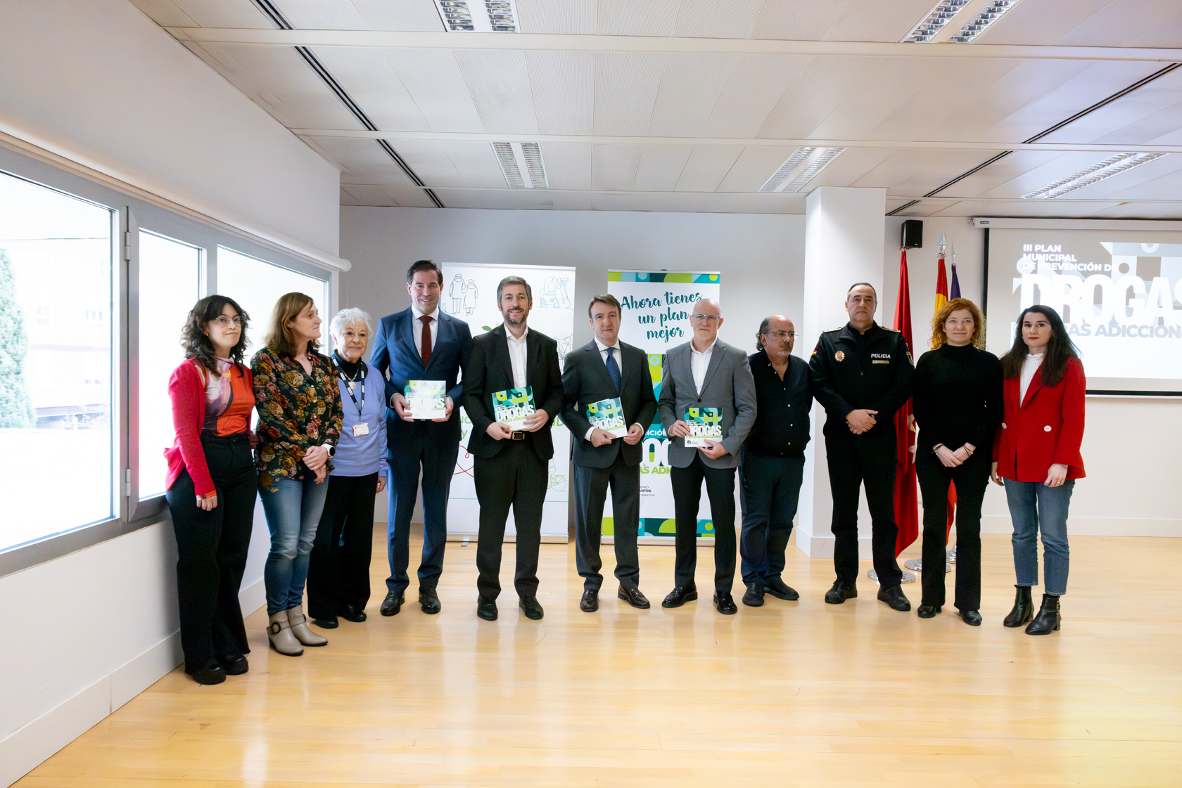 El alcalde, Jesús Moreno y el concejal de Salud y Bienestar, Mario Arancón, han presentado hoy en rueda de prensa el III Plan Municipal de Drogas y otras adicciones. Una presentación que ha estado respaldada por el consejero de Presidencia, Miguel Ángel García Martín. El III Plan 2025-2028 tiene como reto adaptarse a los cambios que se han producido e integrarse en las estrategias de promoción de la salud en todas las políticas municipales (Tres Cantos es Ciudad de la Salud y el Bienestar), desde todas las áreas. De esta forma, para su elaboración se ha contado con la participación de un grupo de profesionales de diferentes áreas municipales (Concejalía de Salud y Bienestar, así como técnicos de Educación, Mayor, Juventud, Mujer, Familia, Deporte y Policía Local) y organizaciones locales (Cruz Roja y