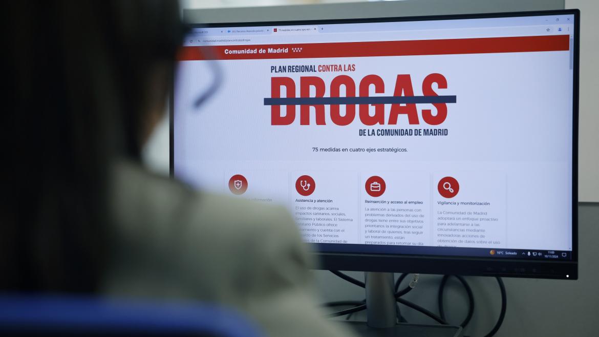 Estos datos corresponden al avance de resultados de la última Encuesta Domiciliaria sobre Alcohol y otras Drogas (EDADES), de carácter bienal, en la que ha colaborado la Dirección General de Salud Pública madrileña con 2.494 ciudadanos entrevistados. El documento también revela el aumento de personas que admiten haber tenido contacto con este estupefaciente en los 30 días anteriores al sondeo, hasta un 8,9% frente al 6,6% que lo admitían en 2022.
EDADES destaca, además, que Madrid logró en 2024 la cifra más baja de consumo de tabaco de las últimas dos décadas, con un 33,8% de los encuestados que se reconocen fumadores, frente al 34,5% de 2022. Frente a ello, ha habido un crecimiento significativo de los cigarrillos electrónicos, que casi se ha duplicado en dos años, hasta alcanzar el 5,2% de los consultados.
Por su parte, el alcohol sigue siendo la preferida en la población adulta, con un ascenso importante de quienes lo consumen a diario, que pasan del 6,7% de 2022 al 15,6% de 2024. En este sentido, las borracheras y el uso compulsivo (binge drinking) muestran una tendencia descendente, siendo más frecuente en jóvenes de entre 15 y 34 años, y especialmente, en hombres. Y un 24,4% reconoce hacer uso de hipnosedantes, ocho puntos por encima de lo que manifestaron en 2022.
Además, según este estudio, las mujeres ven más riesgos en las drogas que los hombres, salvo cuando se trata de hipnosedantes y analgésicos opioides. En cambio, tantos los hombres como las mujeres consideran muy peligrosos el tabaco y la cocaína, incluso por encima del alcohol, el cannabis y los cigarrillos electrónicos.
Los encuestados coinciden en que la mejor manera de combatir este fenómeno son la educación en los centros educativos, leyes más estrictas, tratamientos efectivos y un mayor control policial y de aduanas. La opción menos apoyada es la de su legalización.
75 medidas del Plan regional contra las drogas
Los resultados de EDADES reflejan la importancia de la puesta en marcha del Plan Regional contra las Drogas que la presidenta Díaz Ayuso presentó en noviembre del año pasado. Con una inversión de 200 millones de euros, participan en ella todas las consejerías del Ejecutivo autonómico, y despliega 75 medidas de prevención y concienciación frente a problemas tan graves como el cannabis, que sólo en 2023 provocó más de 5.000 ingresos hospitalarios.
Precisamente, la primera fase de este programa fue la campaña Los porros golpean tu vida hasta destrozarla, dirigida a adolescentes de entre 14 y 18 años, con difusión en medios de comunicación, transporte público, abono de transporte joven y centros deportivos, entre otros espacios. Las redes sociales crearon el hastag #losporrosdestrozantuvida.
El objetivo es concienciar sobre los peligros que tiene esta droga, a menudo banalizada por la sociedad, y cuya edad media de inicio es de 18,3 años, tanto en hombres como mujeres. De hecho, el Ejecutivo autonómico aprobará este año una legislación que proteja especialmente a los más jóvenes de los cannabinoides en cualquier formato.