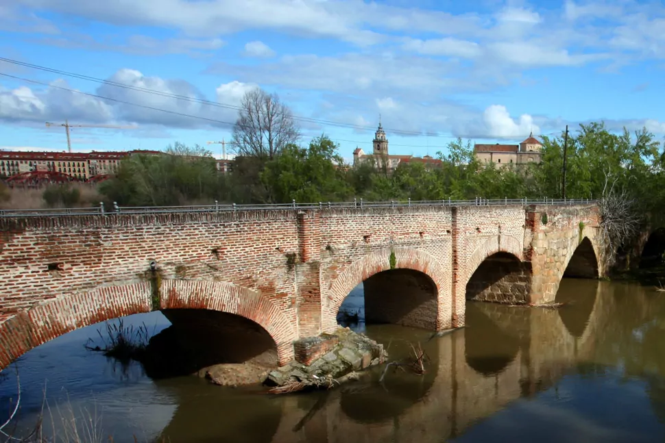 Afectación del monumento El paso sucesivo de las borrascas Jana, Konrad, Laurence y Martinho, a lo largo del mes de marzo de 2025 ha venido elevando notablemente el caudal del río Tajo, en especial, a su paso por la ciudad de Talavera de la Reina. El denominado Puente Viejo o Puente de Santa Catalina es una obra medieval que tiene sus orígenes en una estructura anterior de época romana. La zona afectada es un sector ya intervenido con anterioridad y con deficiencias documentadas desde el siglo XVII
