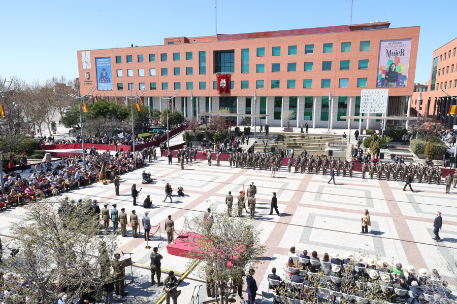 Díaz Ayuso asiste en Alcobendas a la Jura de Bandera de 205 civiles