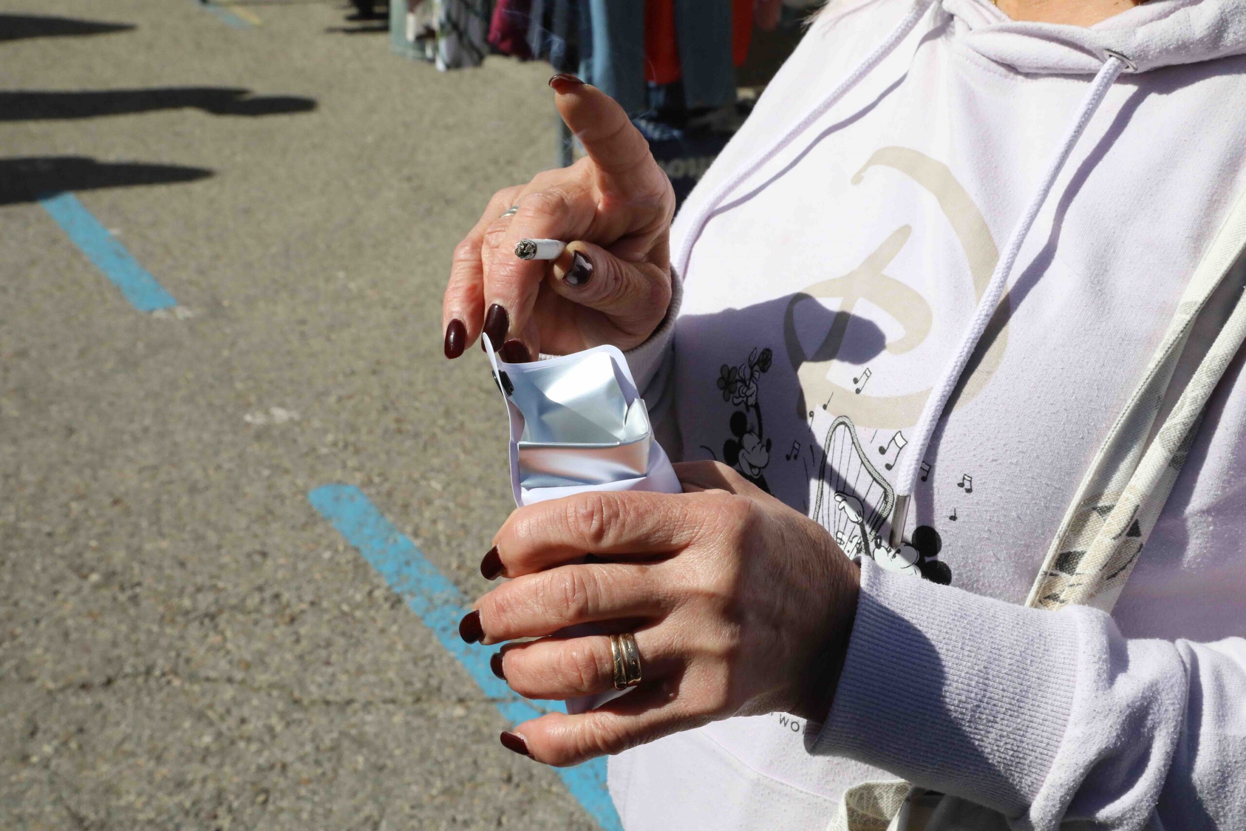 Alcobendas reparte ceniceros portátiles para reducir impacto de las colillas en las calles