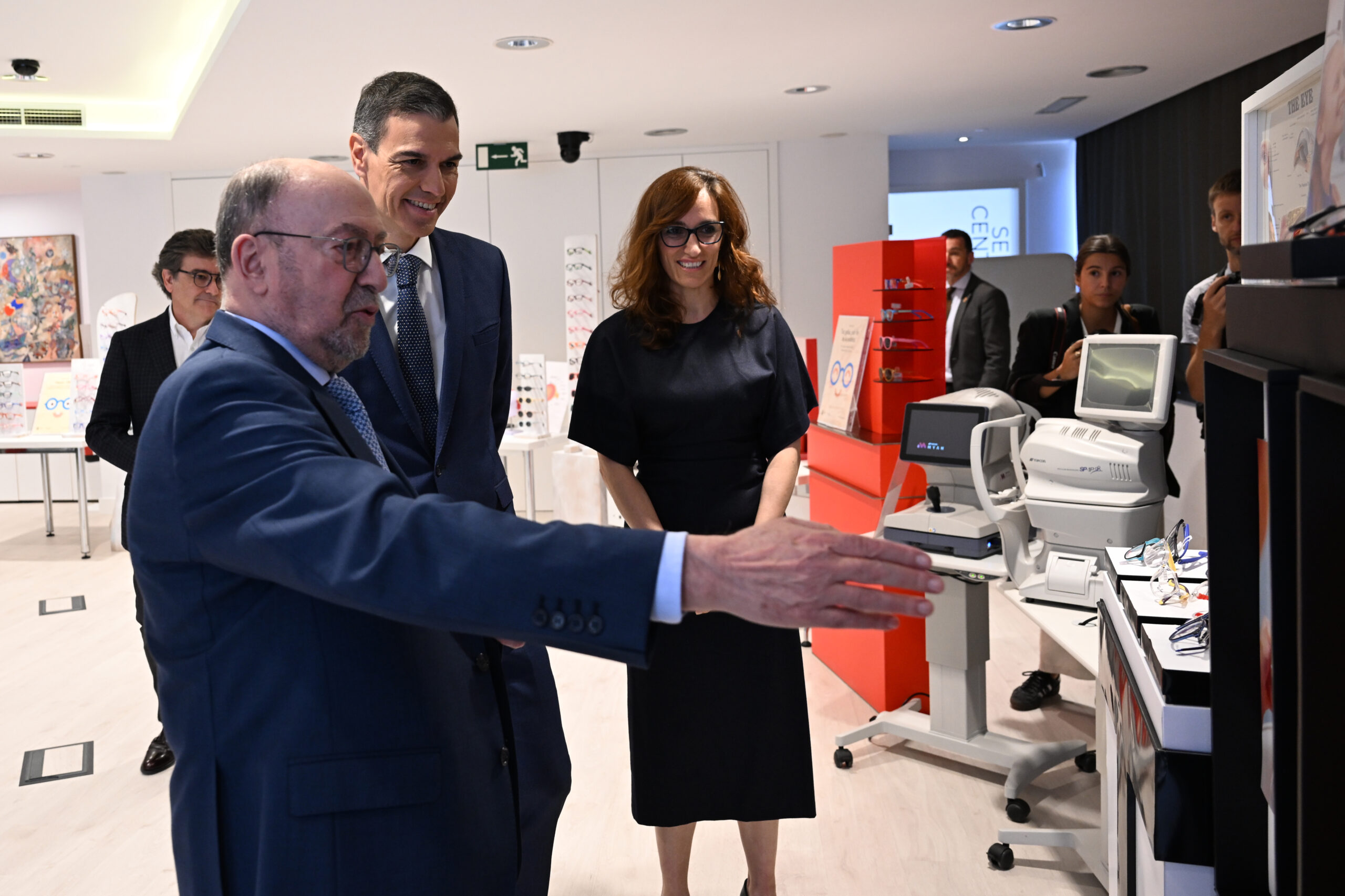 Sánchez anuncia un programa de ayudas para la compra de gafas o lentillas a menores 16 años