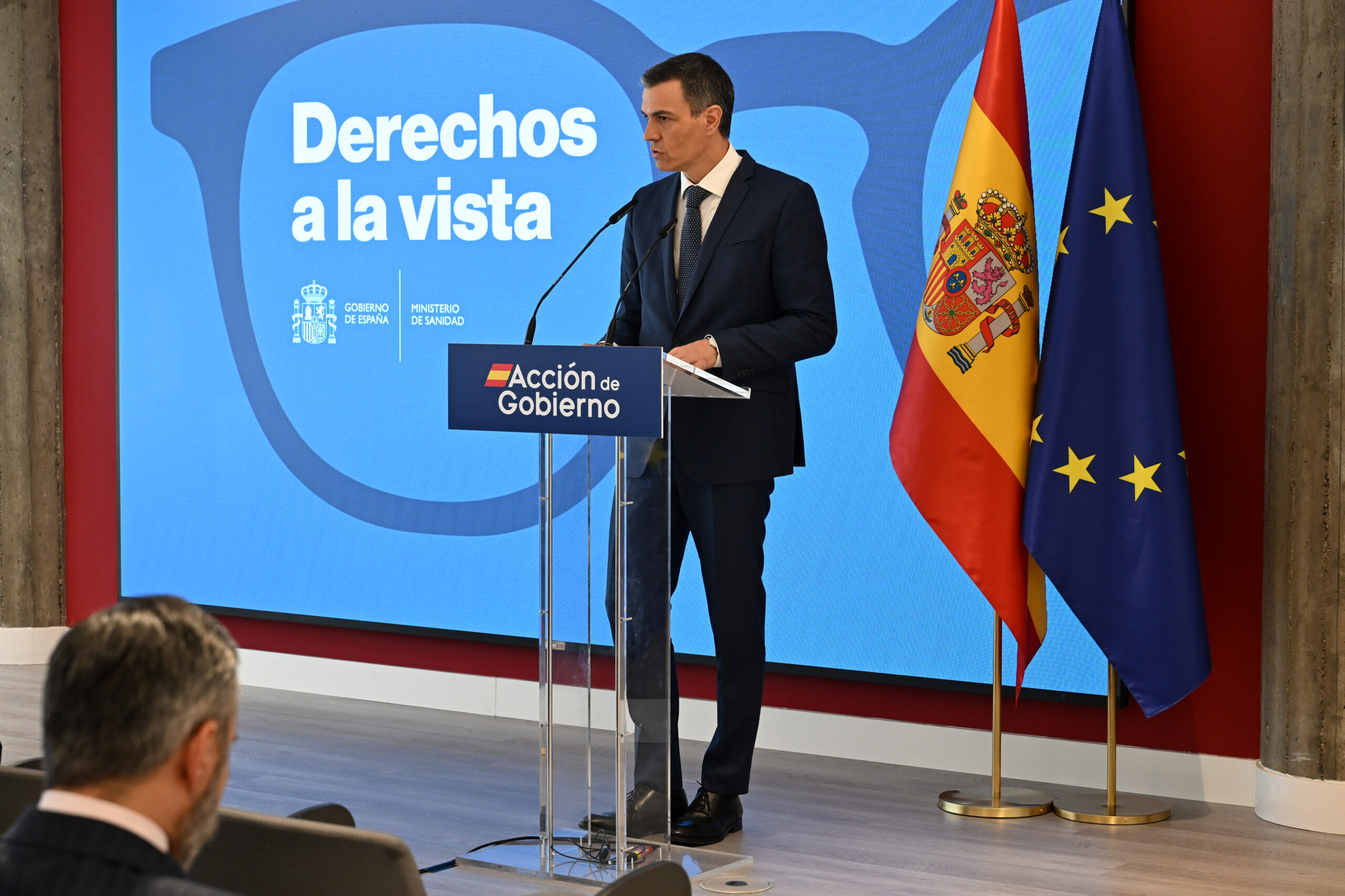 Sánchez anuncia un programa de ayudas para la compra de gafas o lentillas a menores 16 años