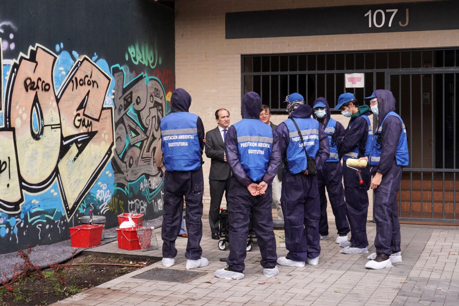 Grafiteros limpian sus pintadas a cambio de pagar la multa impuesta