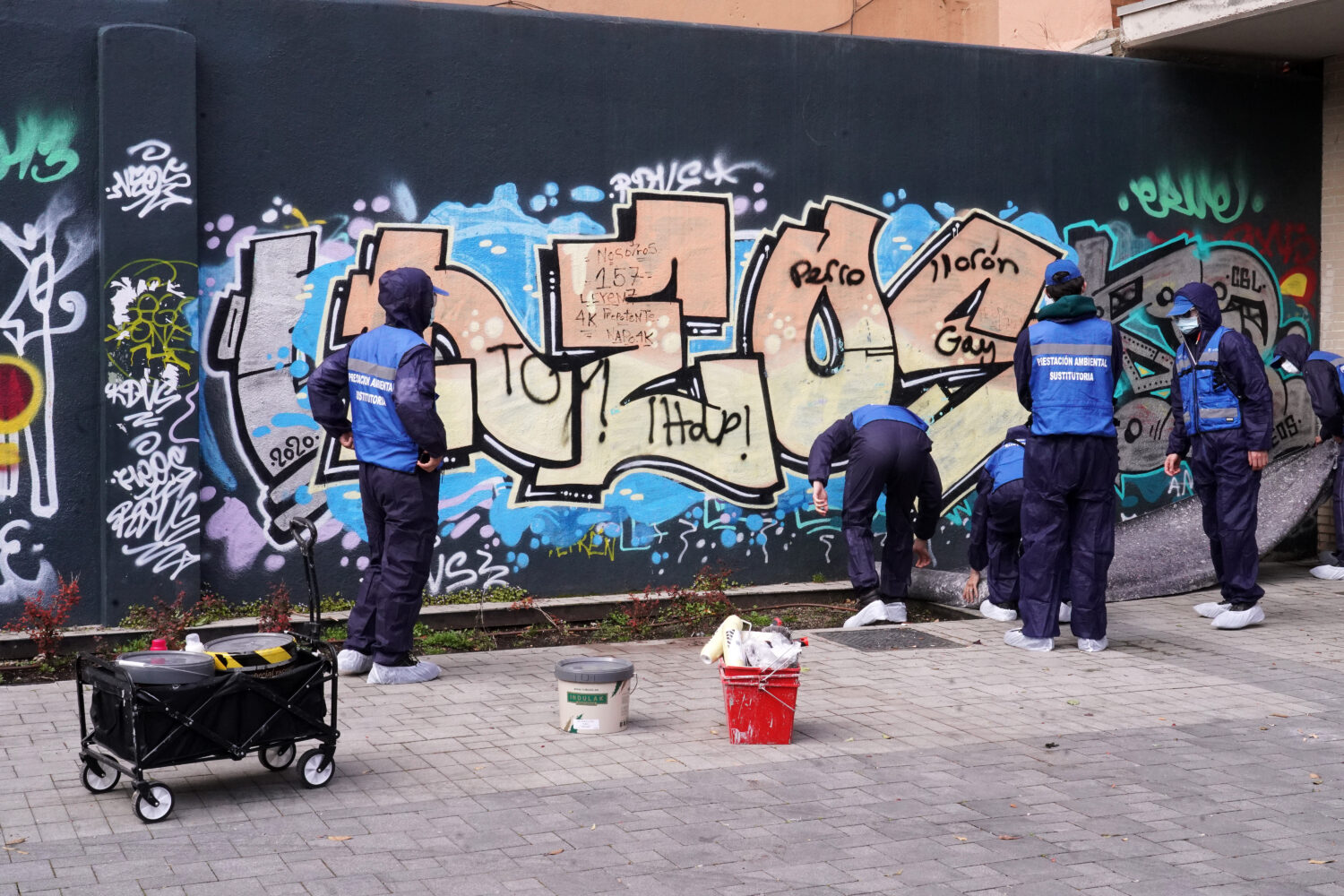 Grafiteros limpian sus pintadas a cambio de pagar la multa impuesta