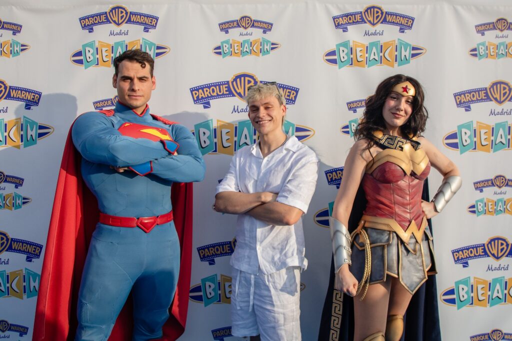Almácor también asistió a la apertura temporada de verano de Parque Warner
En la foto junto a Wonder Woman y Superman