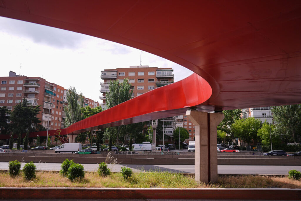 Pasarela peatonal sobre la A-2 que conecta Salamanca y Chamartin