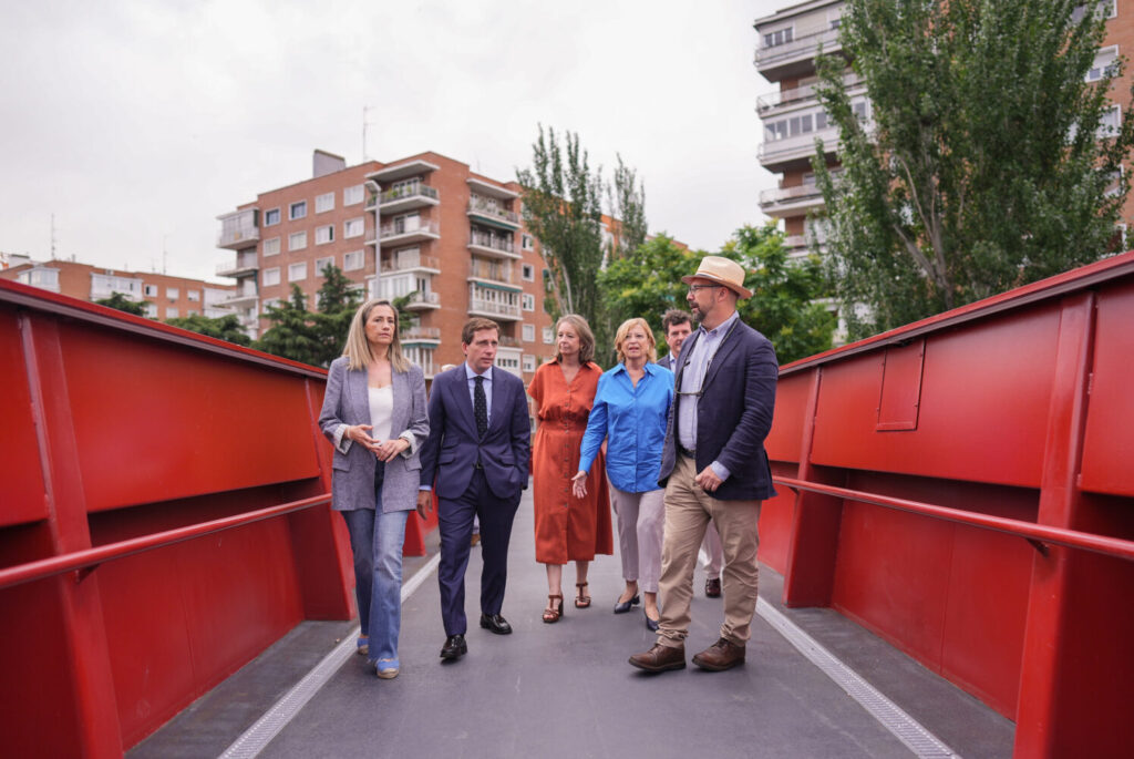 Pasarela peatonal sobre la A-2 que conecta Salamanca y Chamartin