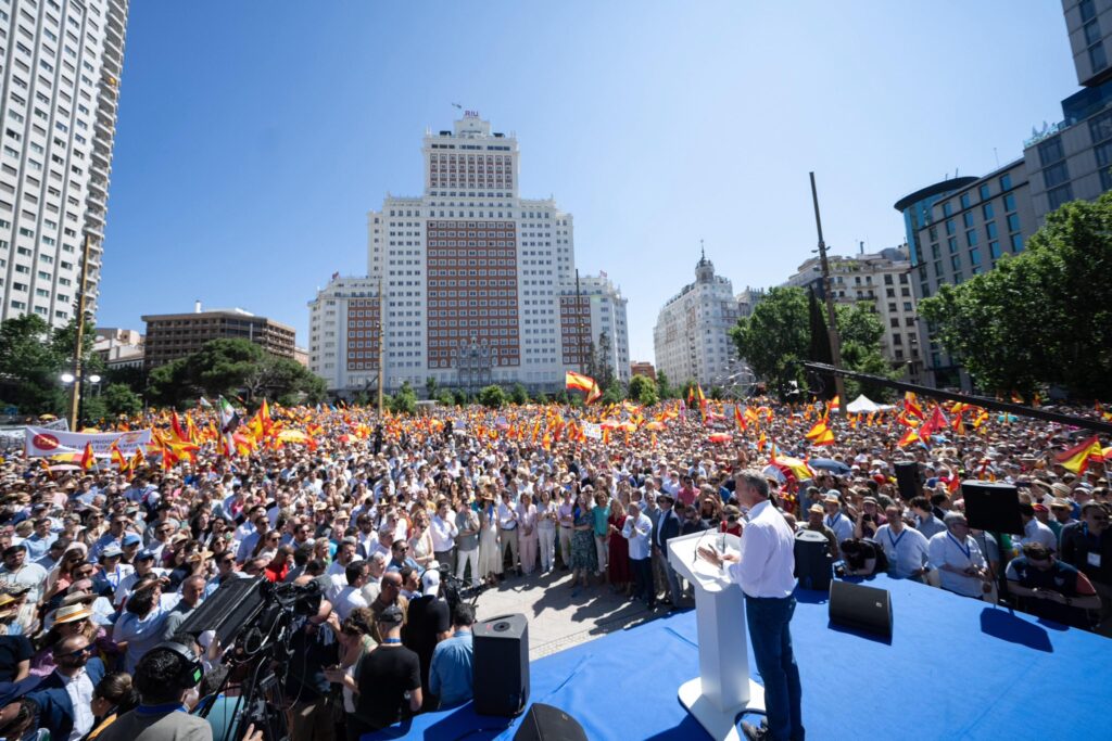 Feijoo exige a Sánchez que "se rinda a la Democracia y convoque elecciones"