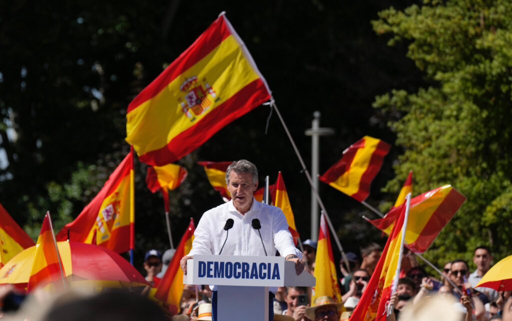 Feijoo exige a Sánchez que "se rinda a la Democracia y convoque elecciones"