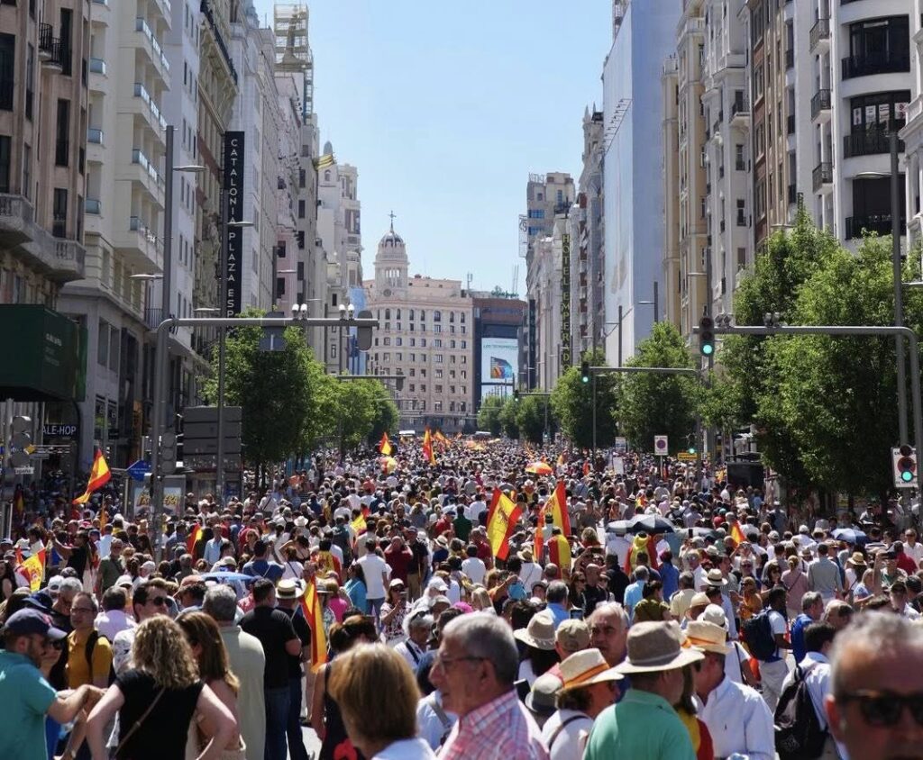 Feijoo exige a Sánchez que "se rinda a la Democracia y convoque elecciones"