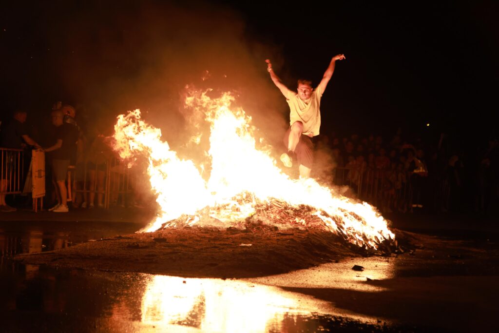 Vecinos de Alcobendas disfrutaron ayer la noche de San Juan