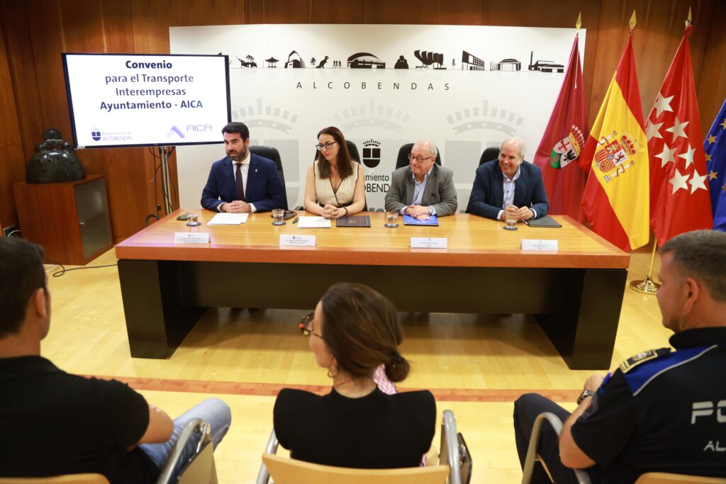El Ayuntamiento y AICA renuevan el convenio del Transporte Circular Interempresas