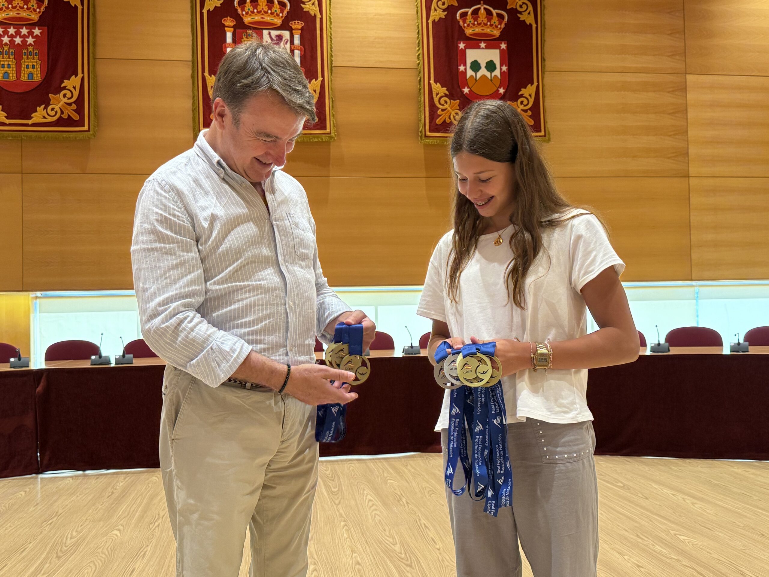 Alcalde Tres Cantos recibe a Lola Melgosa campeona España natación
