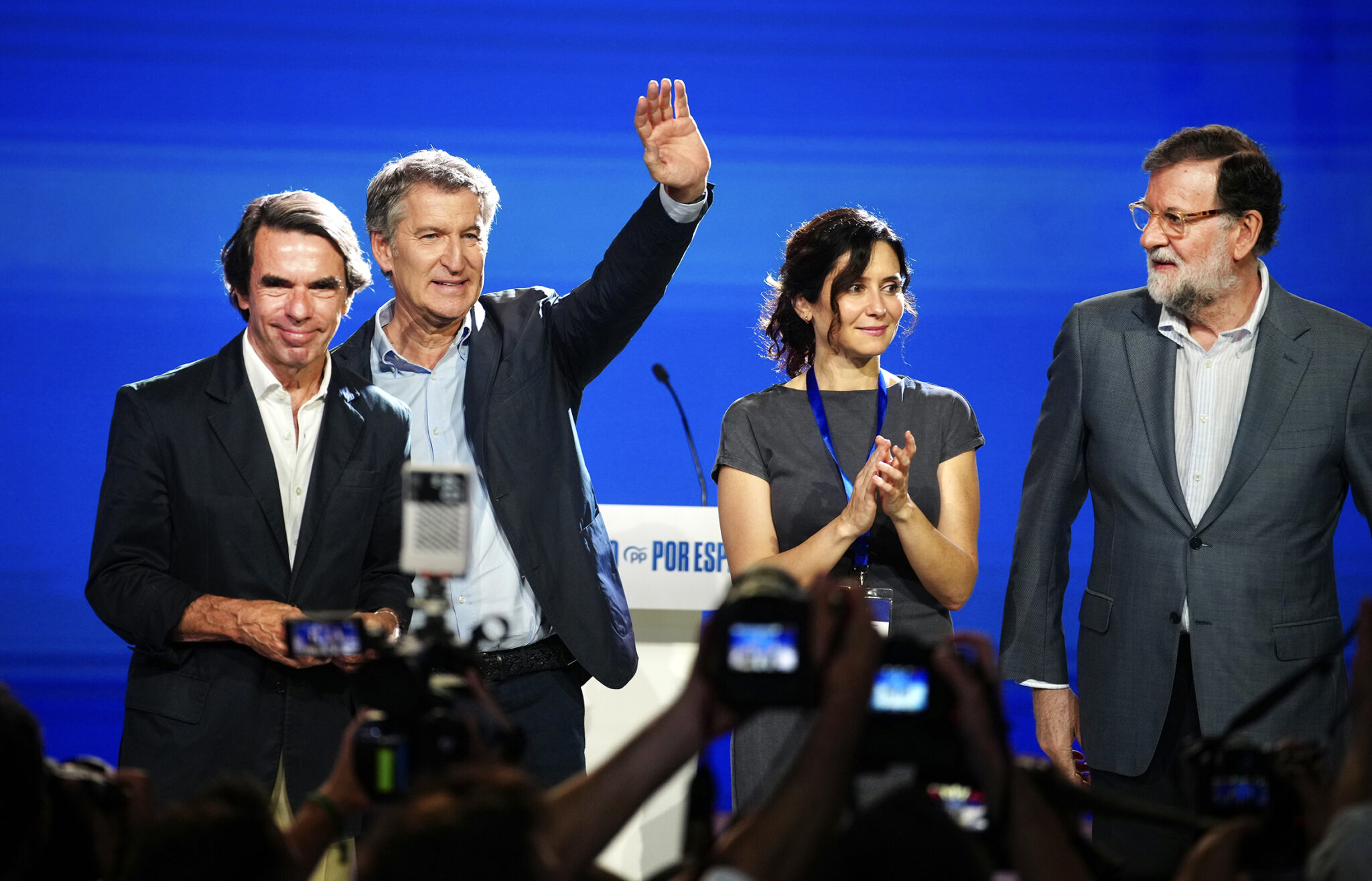 Feíjoo defiende una "política honrada y centrista" donde "España no está en venta"