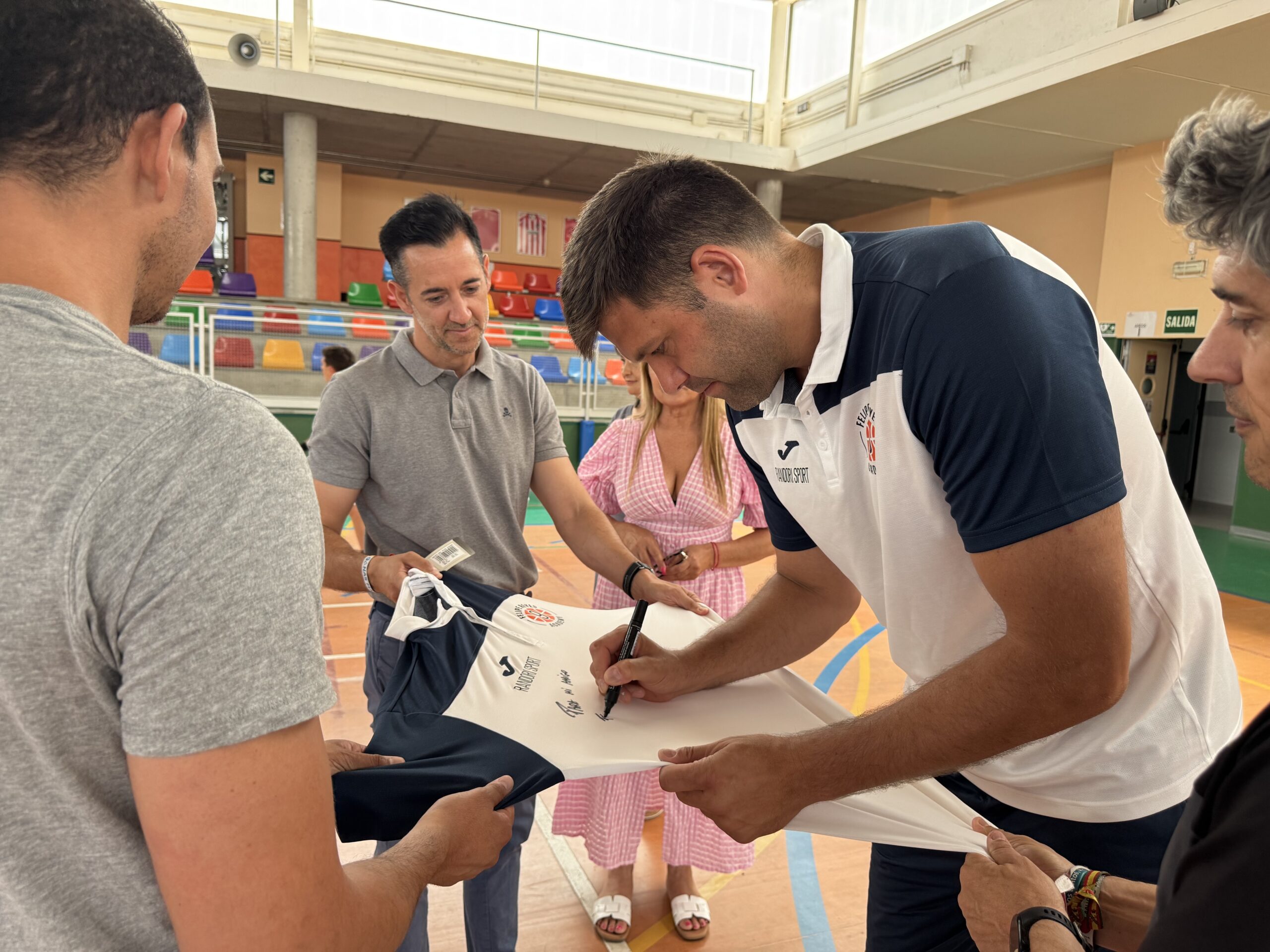 Felipe Reyes visita el campus de verano en Tres Cantos