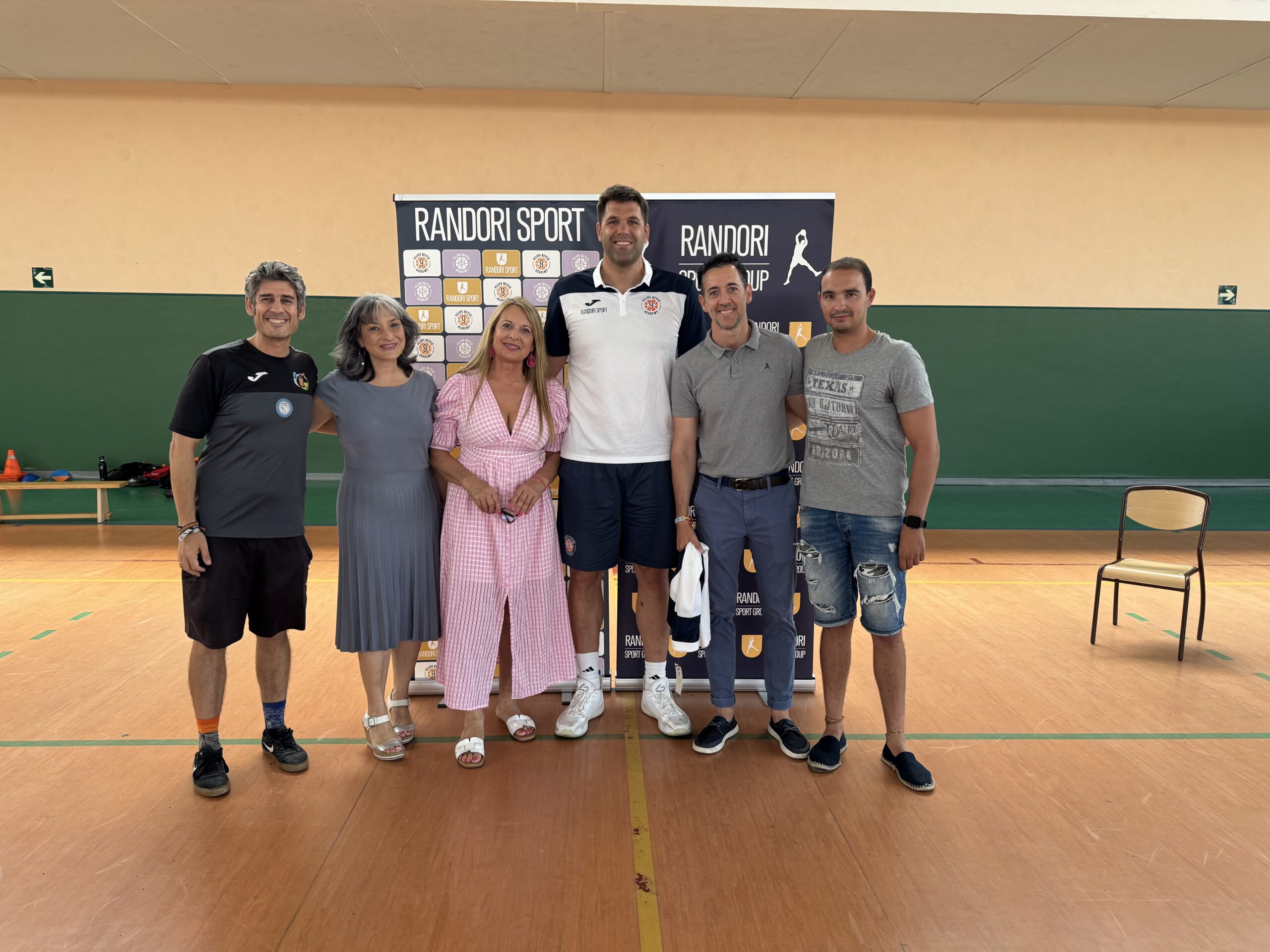 Felipe Reyes visita el campus de verano en Tres Cantos