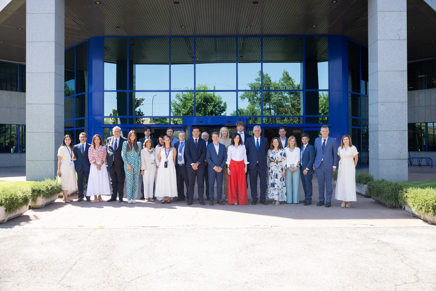 Díaz Ayuso visita las instalaciones de Normon en Tres Cantos