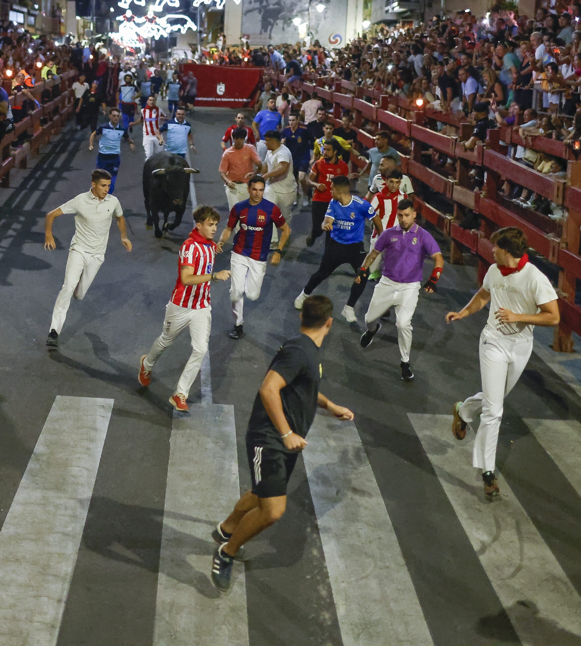 Segundo encierro, nocturno, con 50 000 espectadores y 3 000 corredores en la manga