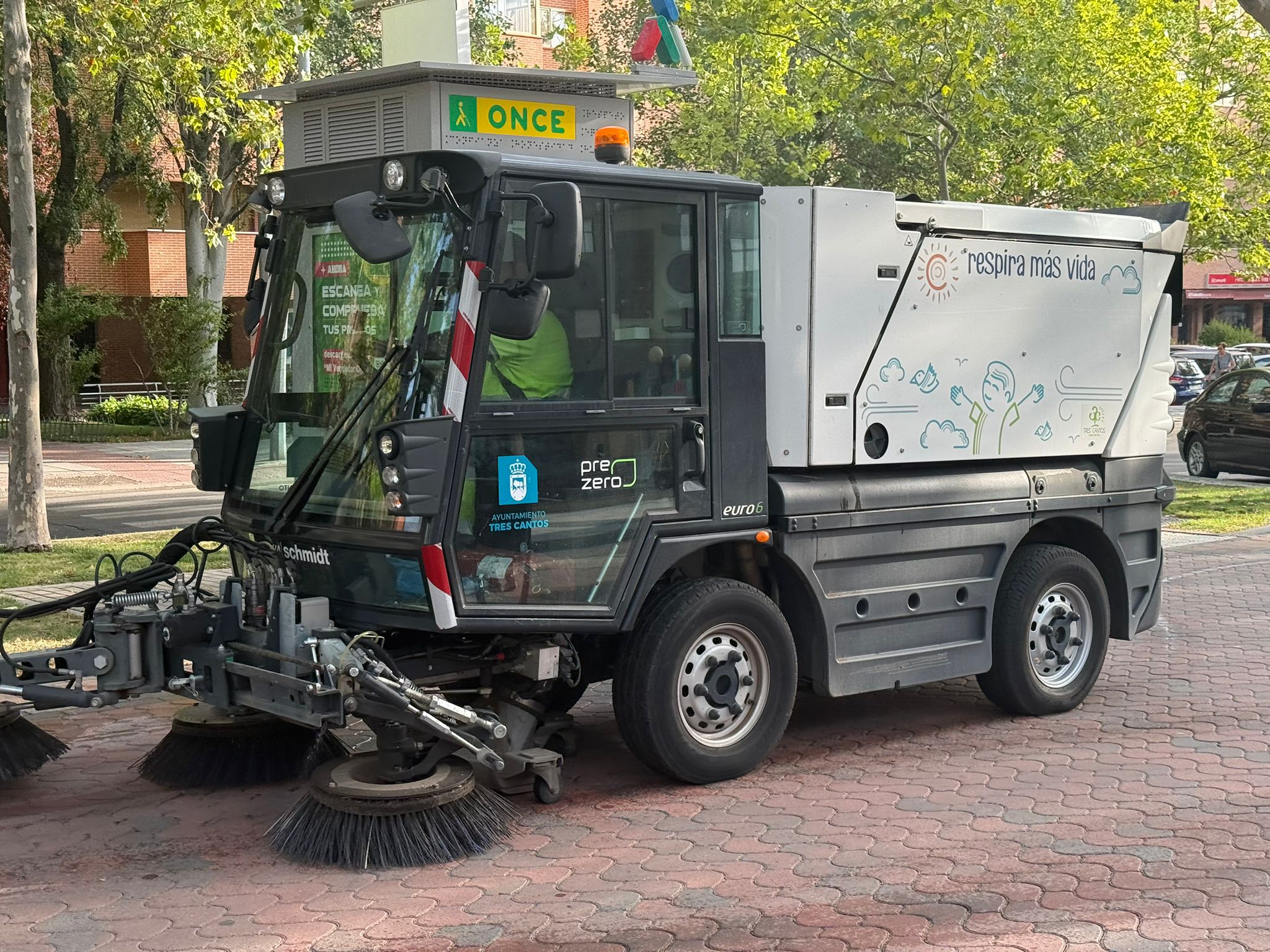 Tres Cantos refuerza la limpieza urbana en sus Avenidas