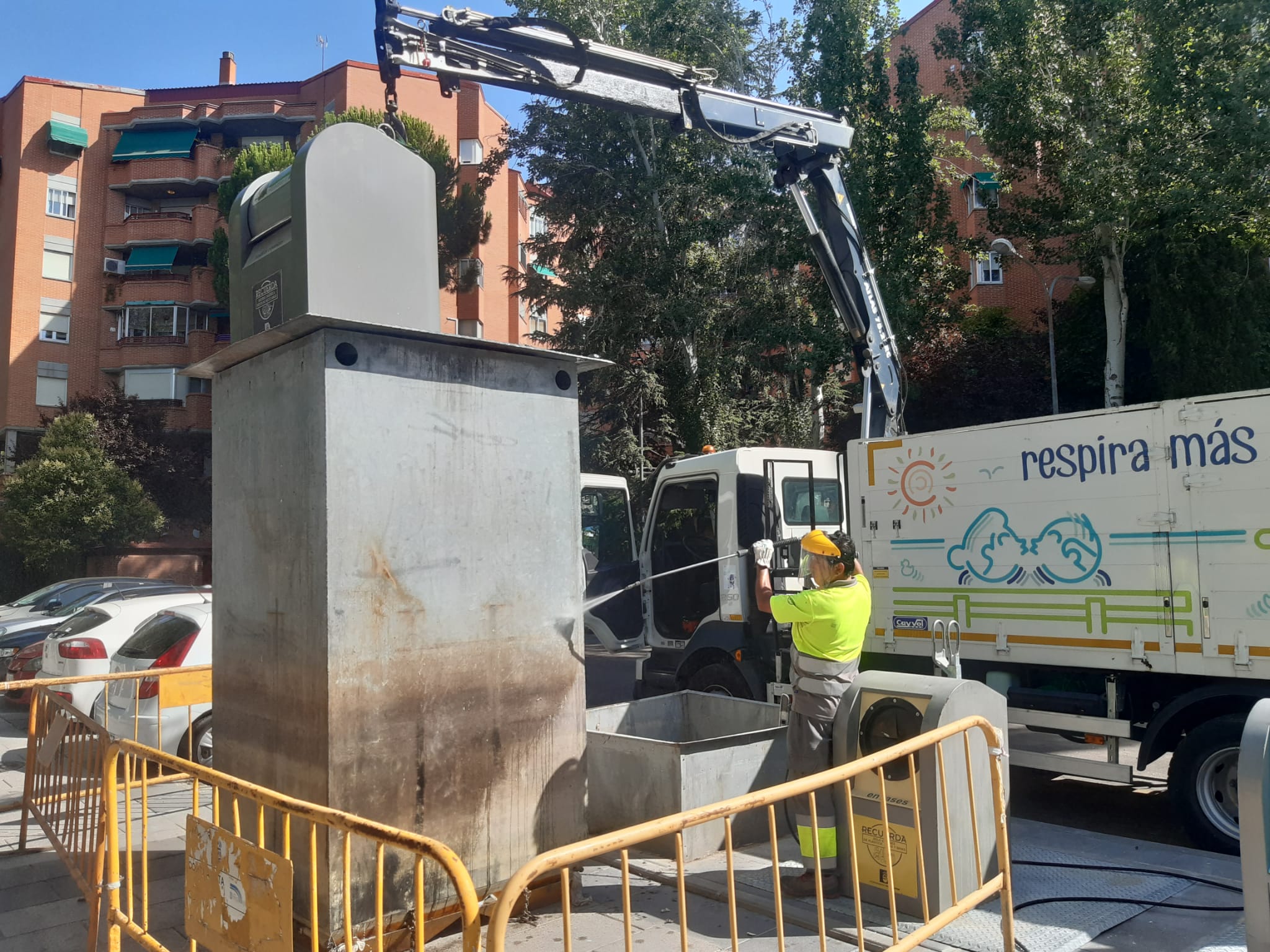 Ayuntamiento Tres Cantos intensifica limpieza contenedores soterrados