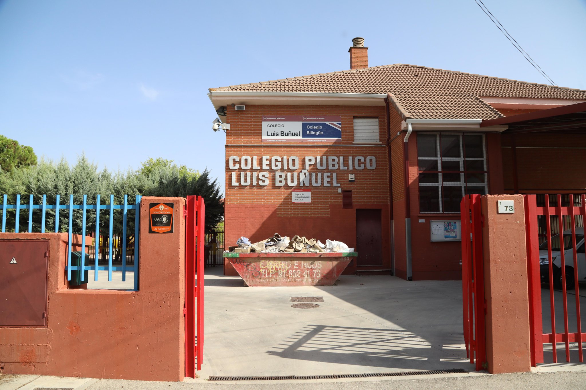 El Ayuntamiento de Alcobendas está realizando, durante los meses de julio y agosto, un amplio programa de mejoras en los colegios públicos y escuelas infantiles municipales de la ciudad. Estas actuaciones suponen una inversión municipal de 1.250.000 euros y responden a criterios técnicos y docentes, con el objetivo de garantizar entornos escolares más accesibles, eficientes y confortables. La alcaldesa, Rocío García Alcántara, y el concejal de Obras, Jesús Montero, visitaron el pasado viernes 8 de agosto los trabajos que se desarrollan en los colegios Miguel Hernández, Parque de Cataluña, Seis de Diciembre, Luis Buñuel y Bachiller Alonso López. En cuatro centros se ha iniciado este verano la renovación de los aseos, también varias mejoras en la cocina del Seis de Diciembre, y en el Luis Buñuel prosigue el cambio de ventanas, así como las adaptaciones necesarias para ser centro donde impartir ESO, al igual que en el Bachiller Alonso López. Las obras avanzan según la planificación inicial y todas las actuaciones estarán finalizadas antes del comienzo de las clases el 8 de septiembre. Durante este mes de agosto se está trabajando más intensamente en los colegios que acogieron colonias de verano el pasado mes de julio y en las escuelas infantiles que han tenido clase hasta el 31 de julio. Los ejes principales de las mejoras en los centros públicos siguen siendo la mejora de la eficiencia energética y el confort térmico, la reforma de aseos, mejoras en cocinas, nuevas aulas para alumnado con Trastornos Generalizados del Desarrollo, pintura interior y exterior, instalaciones eléctricas y renovación de los patios y juegos infantiles. Estas actuaciones reflejan el compromiso del Ayuntamiento de Alcobendas con el mantenimiento y la mejora continua de los centros escolares. En lo que va de legislatura, el Ayuntamiento ha destinado más de 3.500.000 euros a la mejora de las instalaciones educativas públicas.