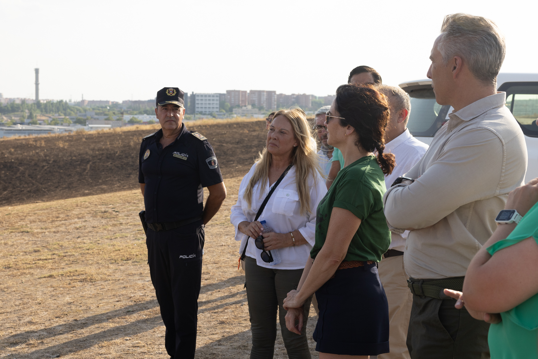 Díaz Ayuso visita Tres Cantos y las zonas afectadas por el incendio forestal