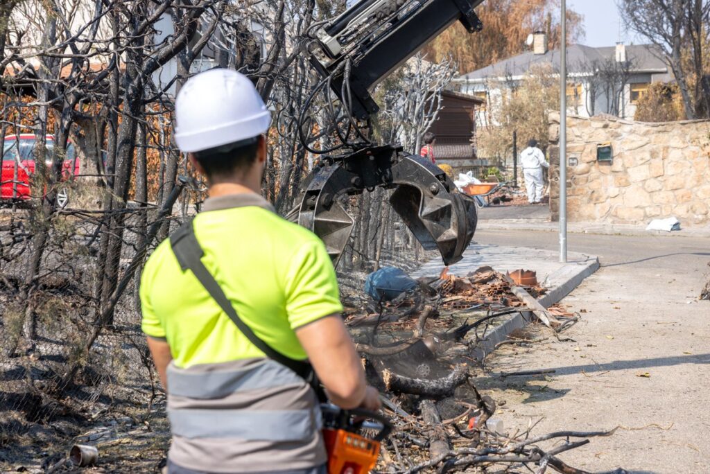 Tres Cantos recoge dos toneladas de residuos tras el incendio forestal