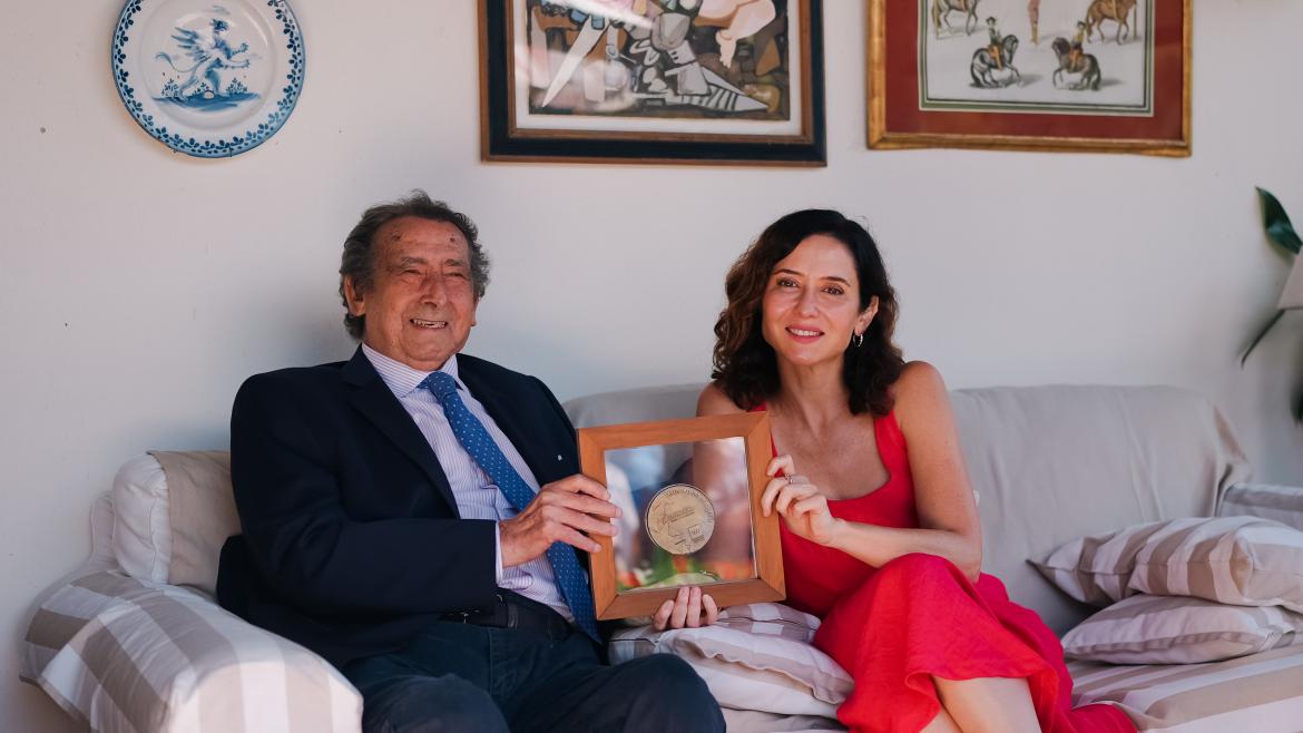 Alfonso Ussía recibe el Premio Cultura de la Comunidad de Madrid