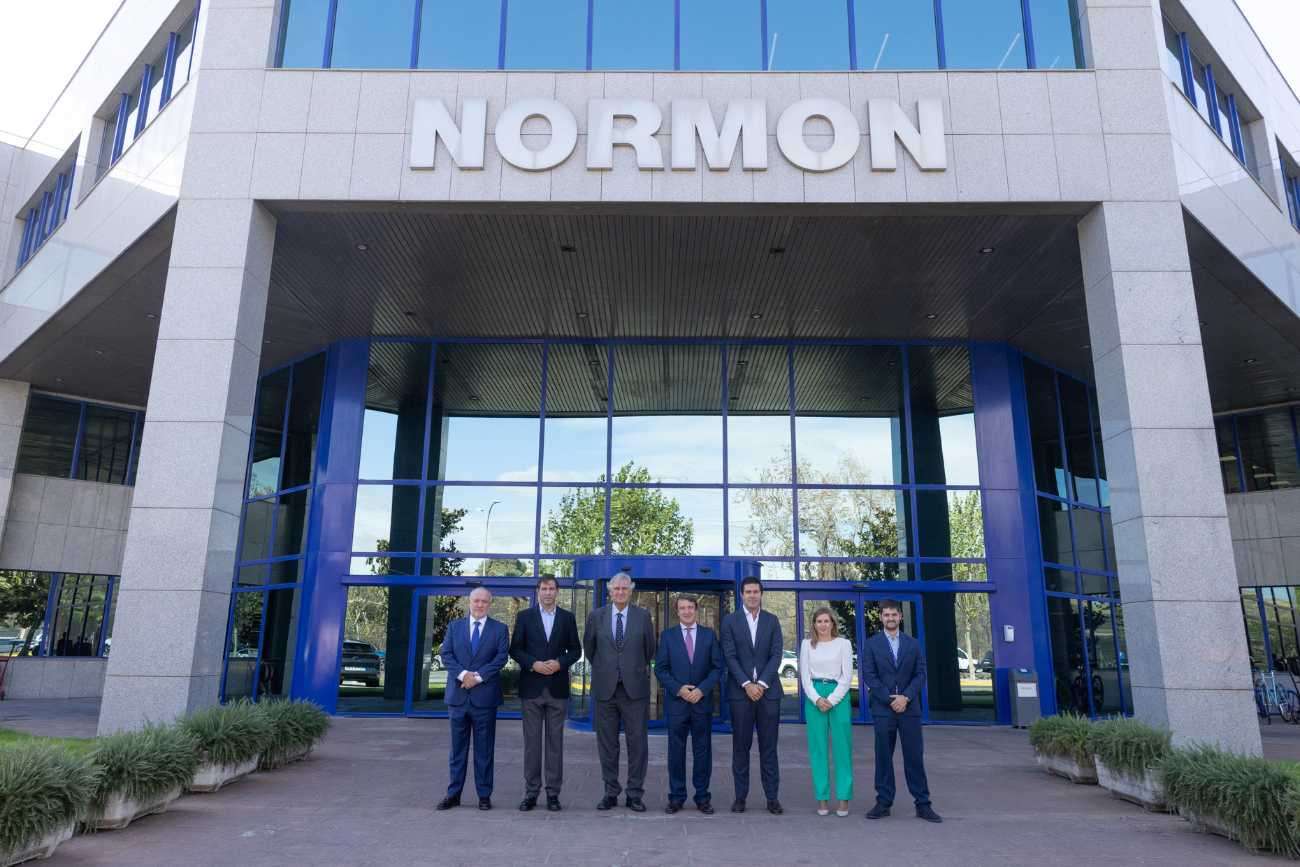 Alcalde de Tres Cantos visita la farmacéutica Normon