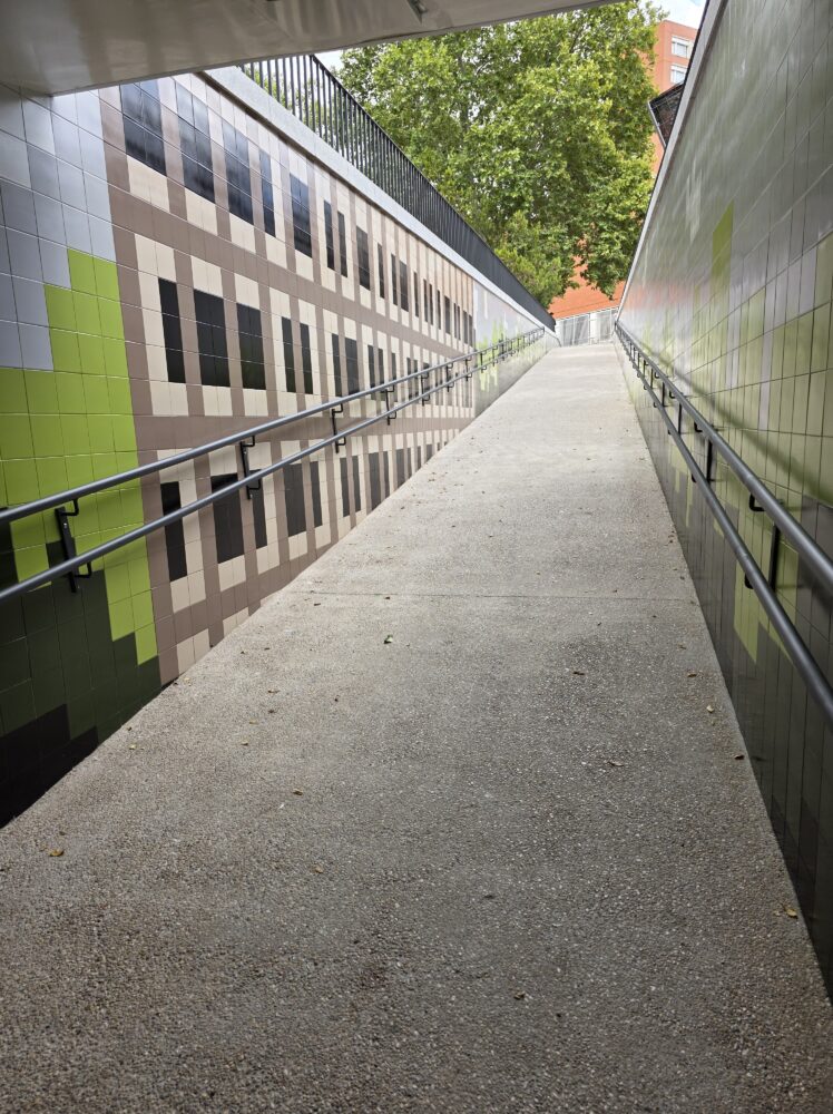 Madrid rehabilita el paso peatonal de Ciudad Universitaria bajo la A-6