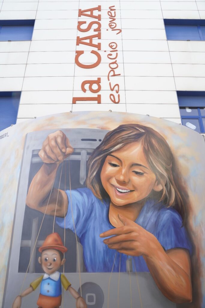 Asociación Libre de Móviles decora fachada Casa Juventud Colmenar Viejo