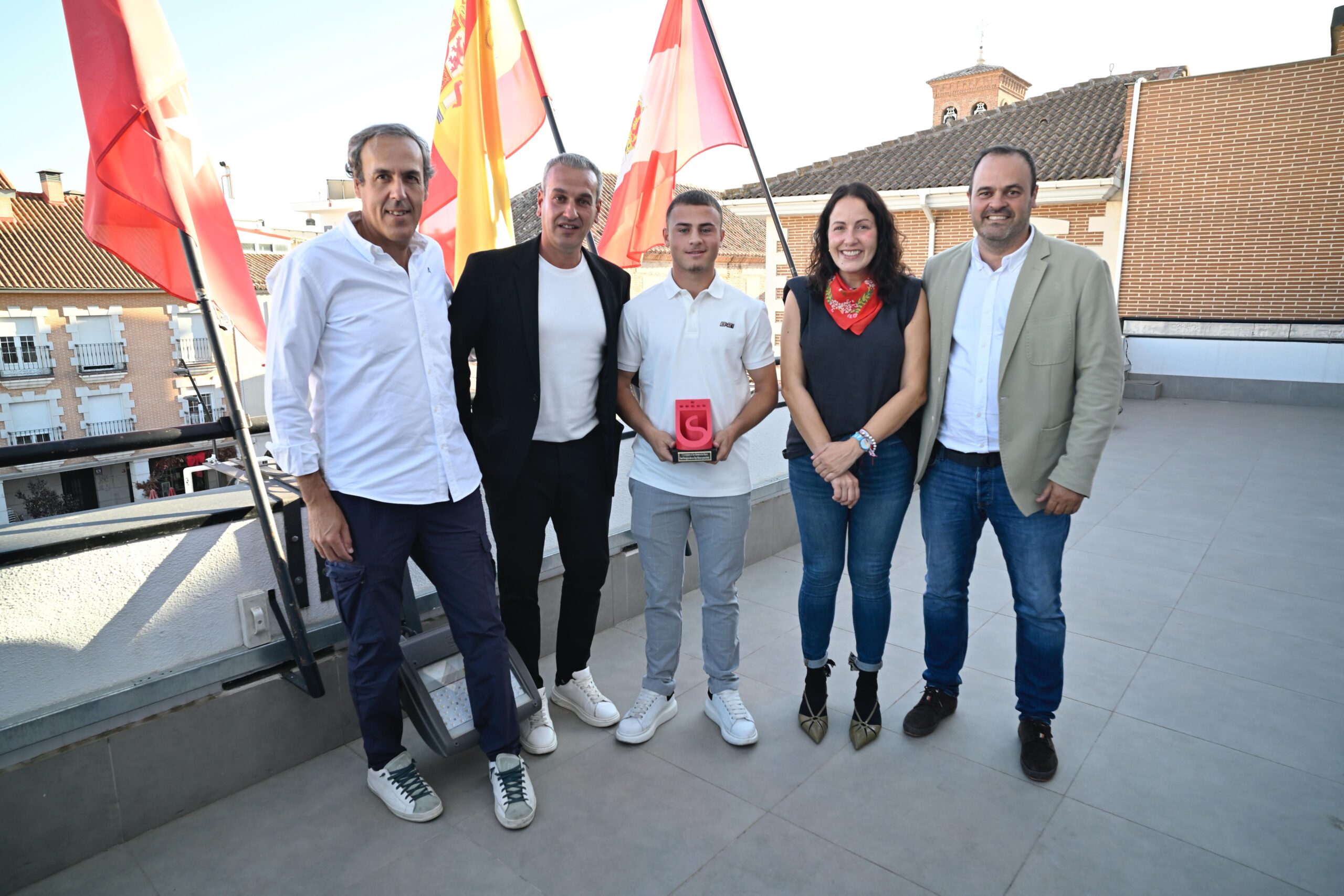 Alcaldesa de Sanse recibe a Samuel Becerra jugador del Rayo Vallecano